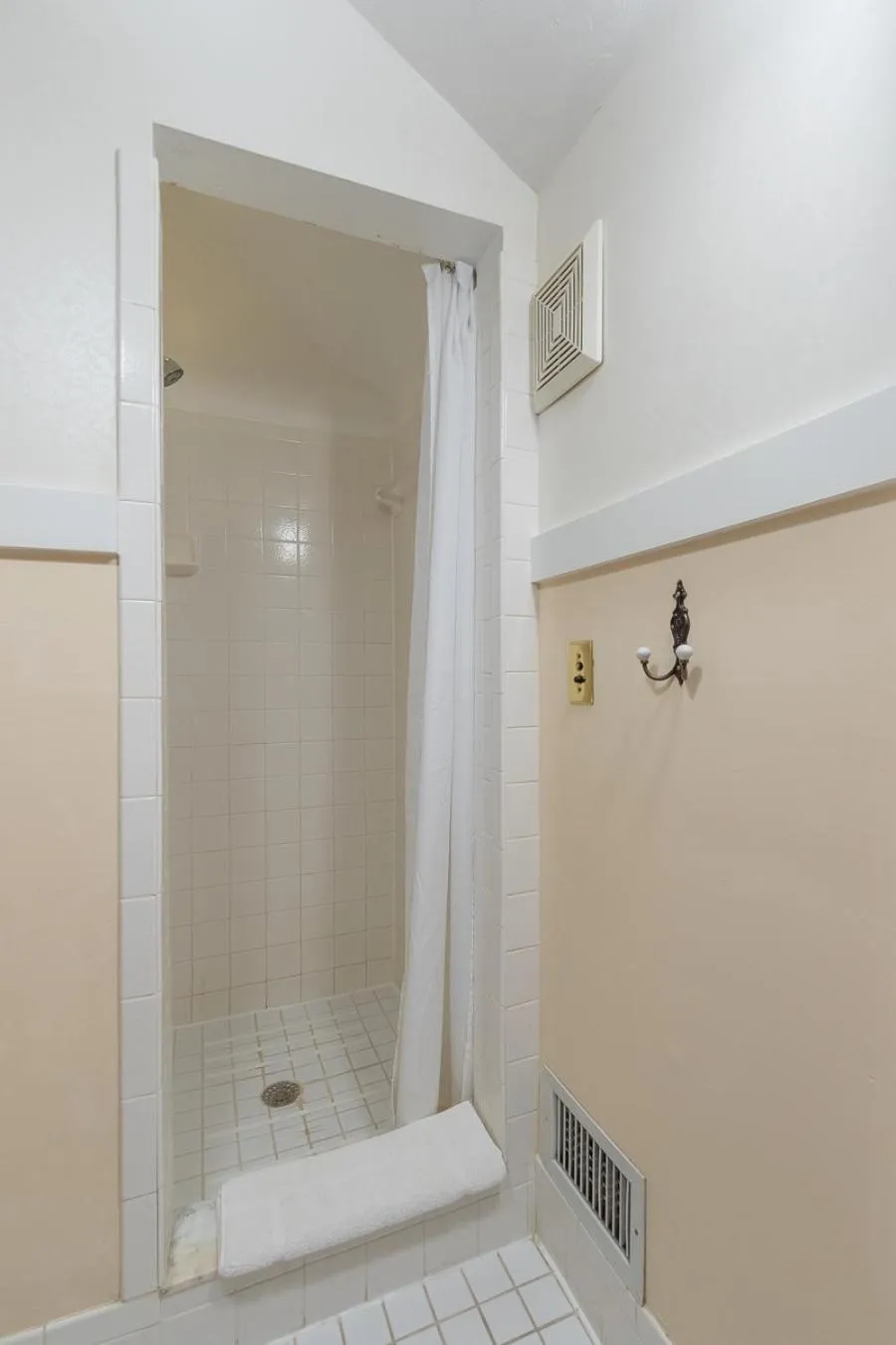 Shower in Herlong Mansion Bed & Breakfast