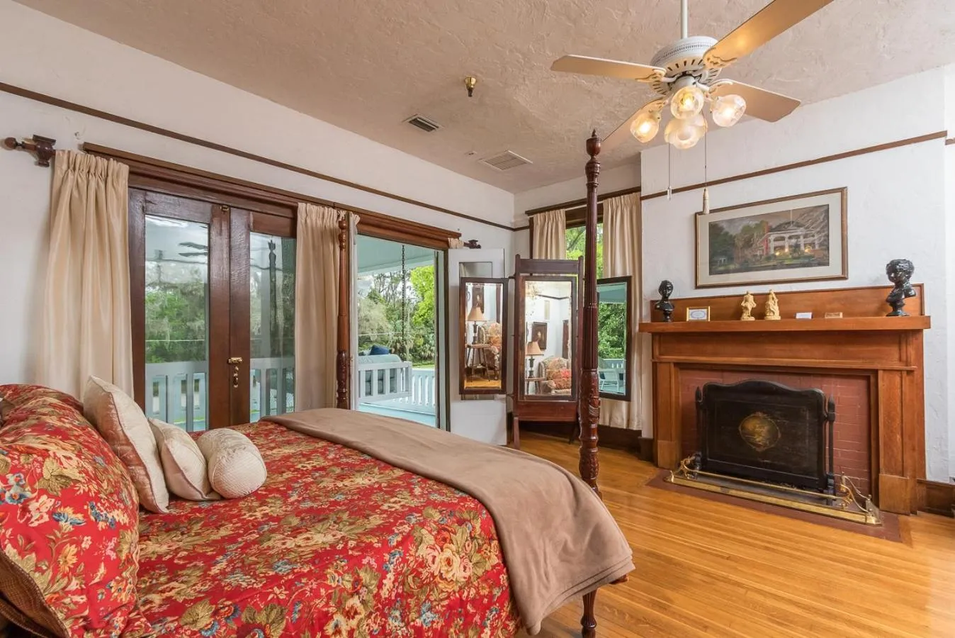 Bed in Herlong Mansion Bed & Breakfast