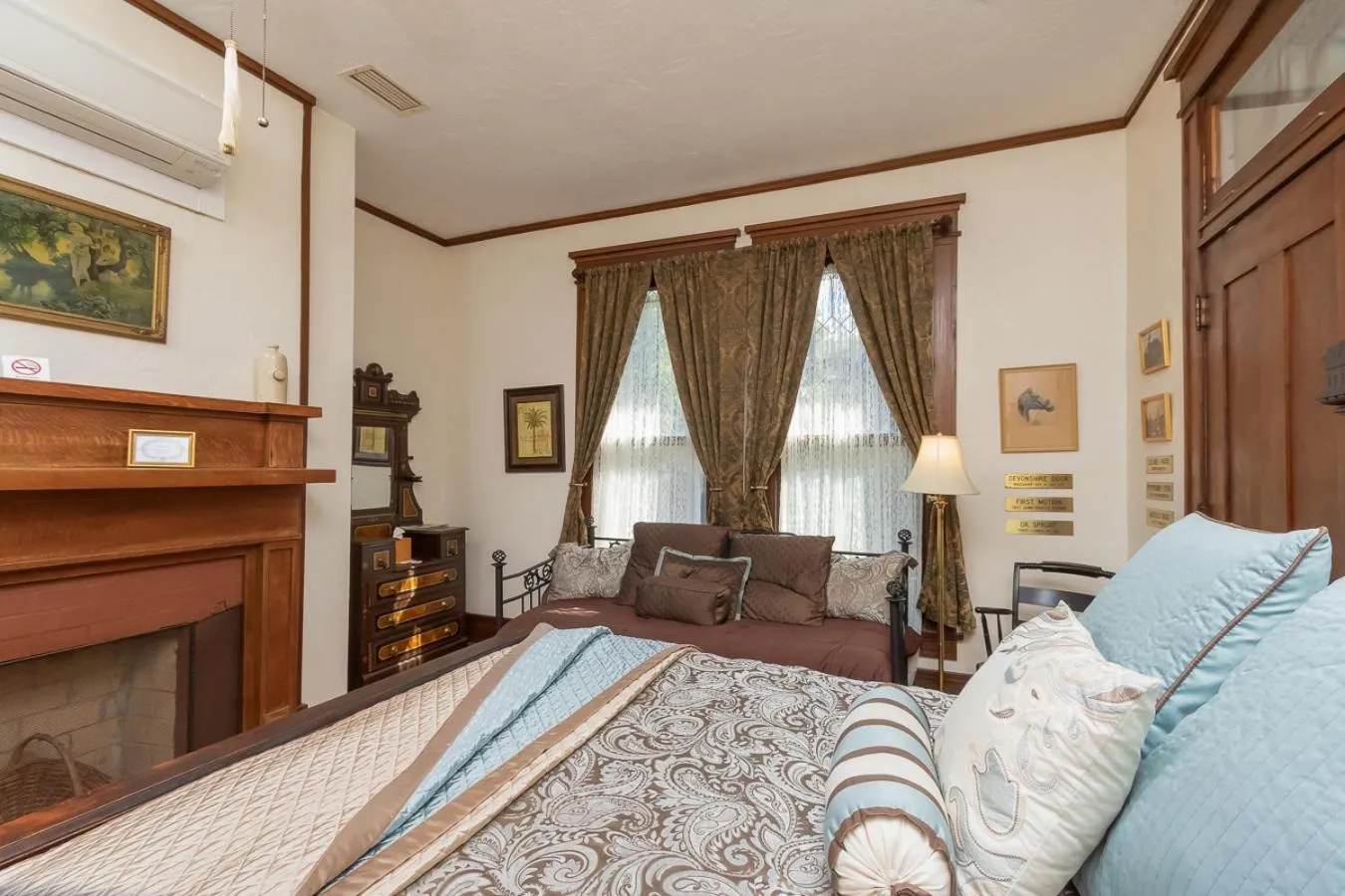 Bed in Herlong Mansion Bed & Breakfast