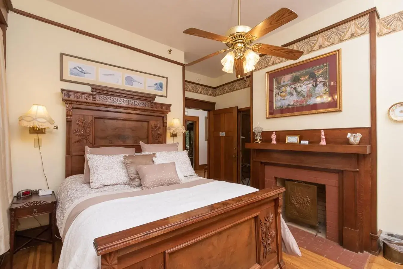 Deluxe Queen Suite in Herlong Mansion Bed & Breakfast Deluxe Queen Suite in Herlong Mansion Bed & Breakfast