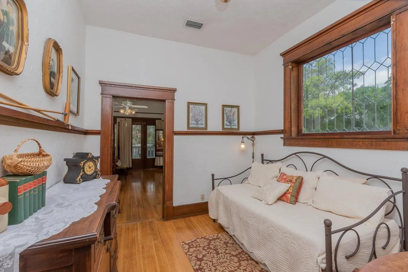 Bed in Herlong Mansion Bed & Breakfast