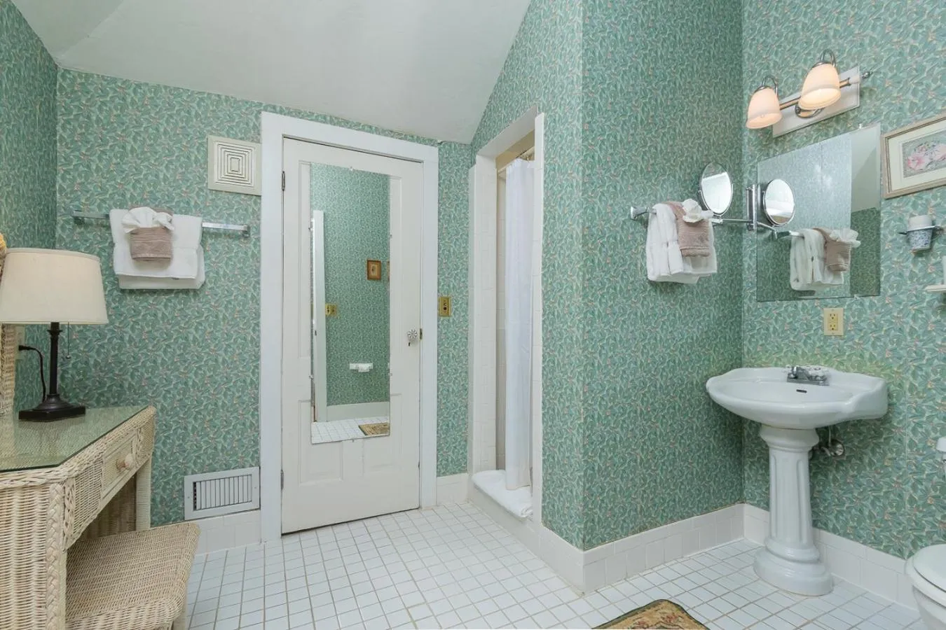 Bathroom in Herlong Mansion Bed & Breakfast