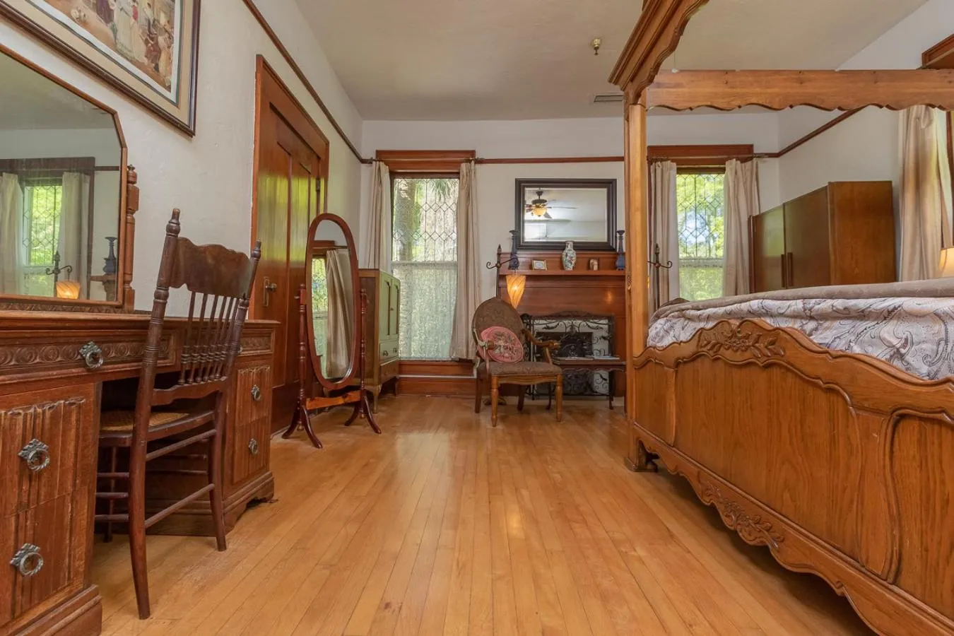 Bed in Herlong Mansion Bed & Breakfast