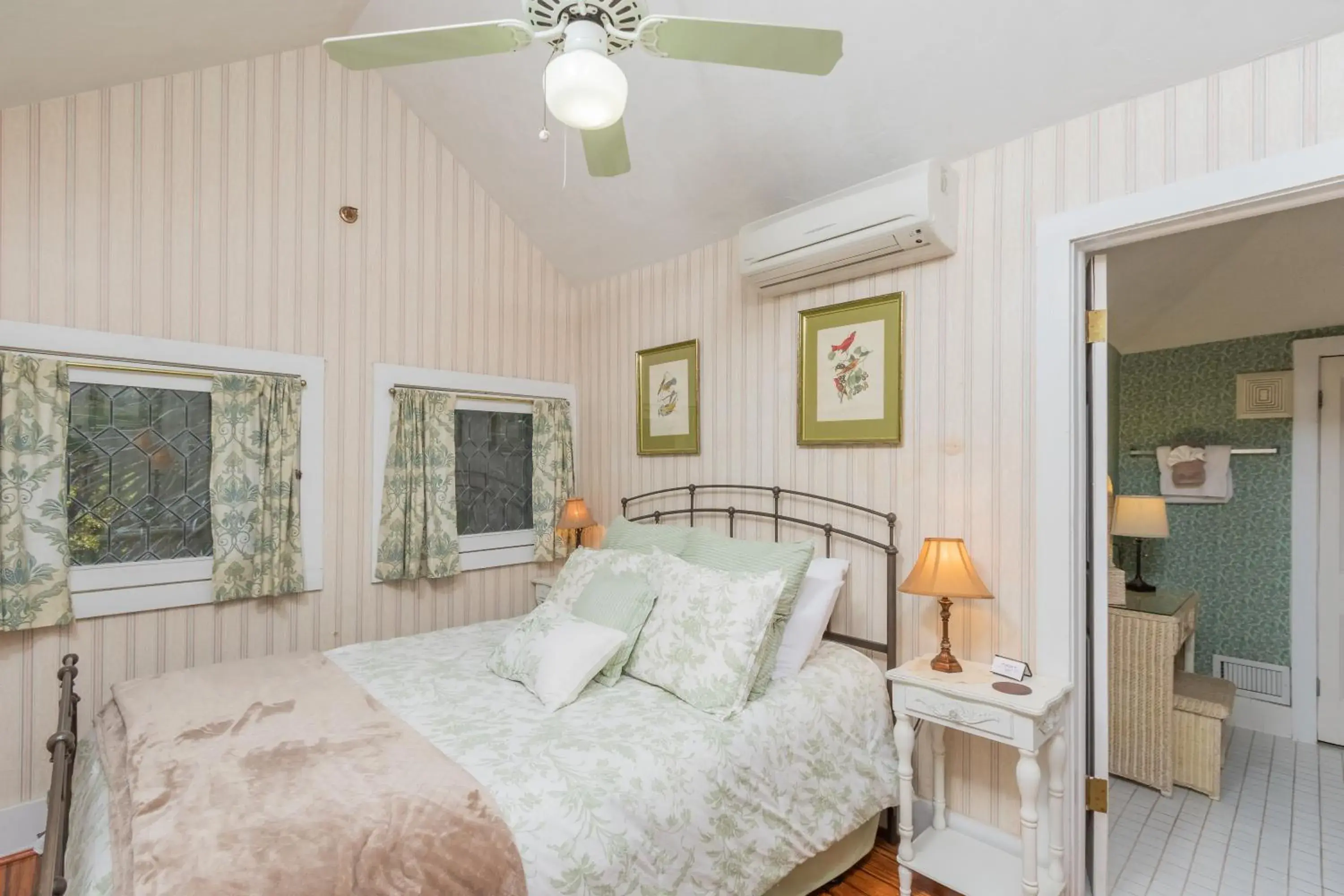 Standard Queen Room in Herlong Mansion Bed & Breakfast Standard Queen Room in Herlong Mansion Bed & Breakfast