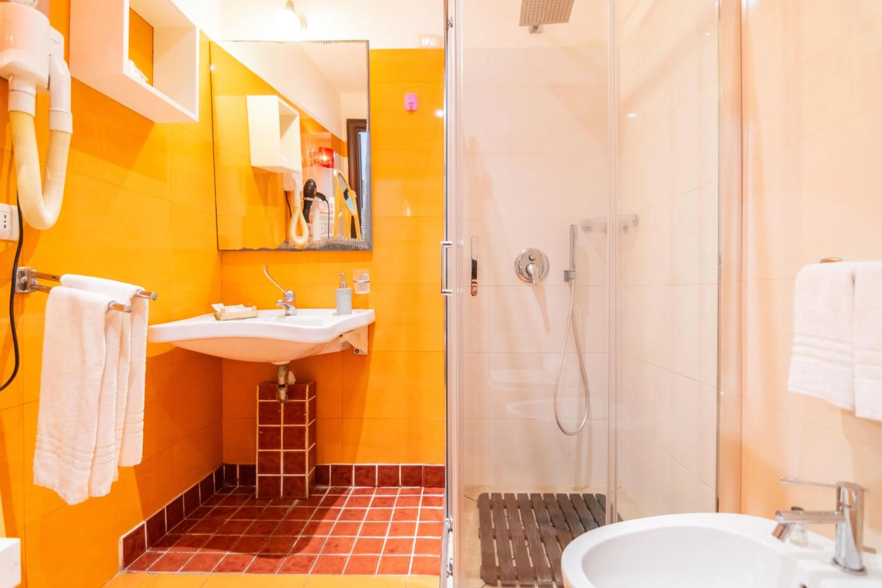 Shower in Catania Crossing B&B - Rooms & Comforts