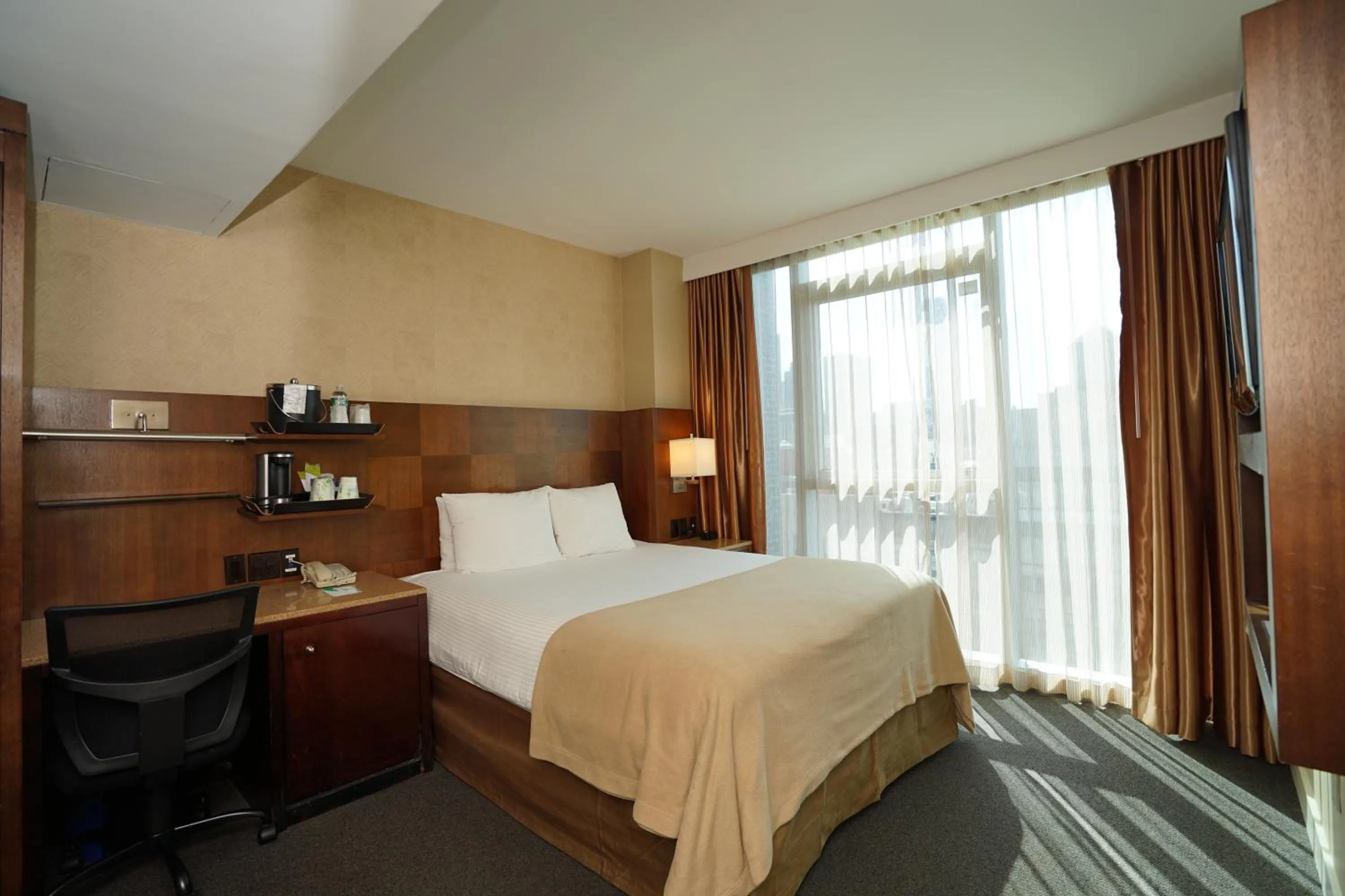 Bedroom, Bed in Wyndham Garden Chinatown