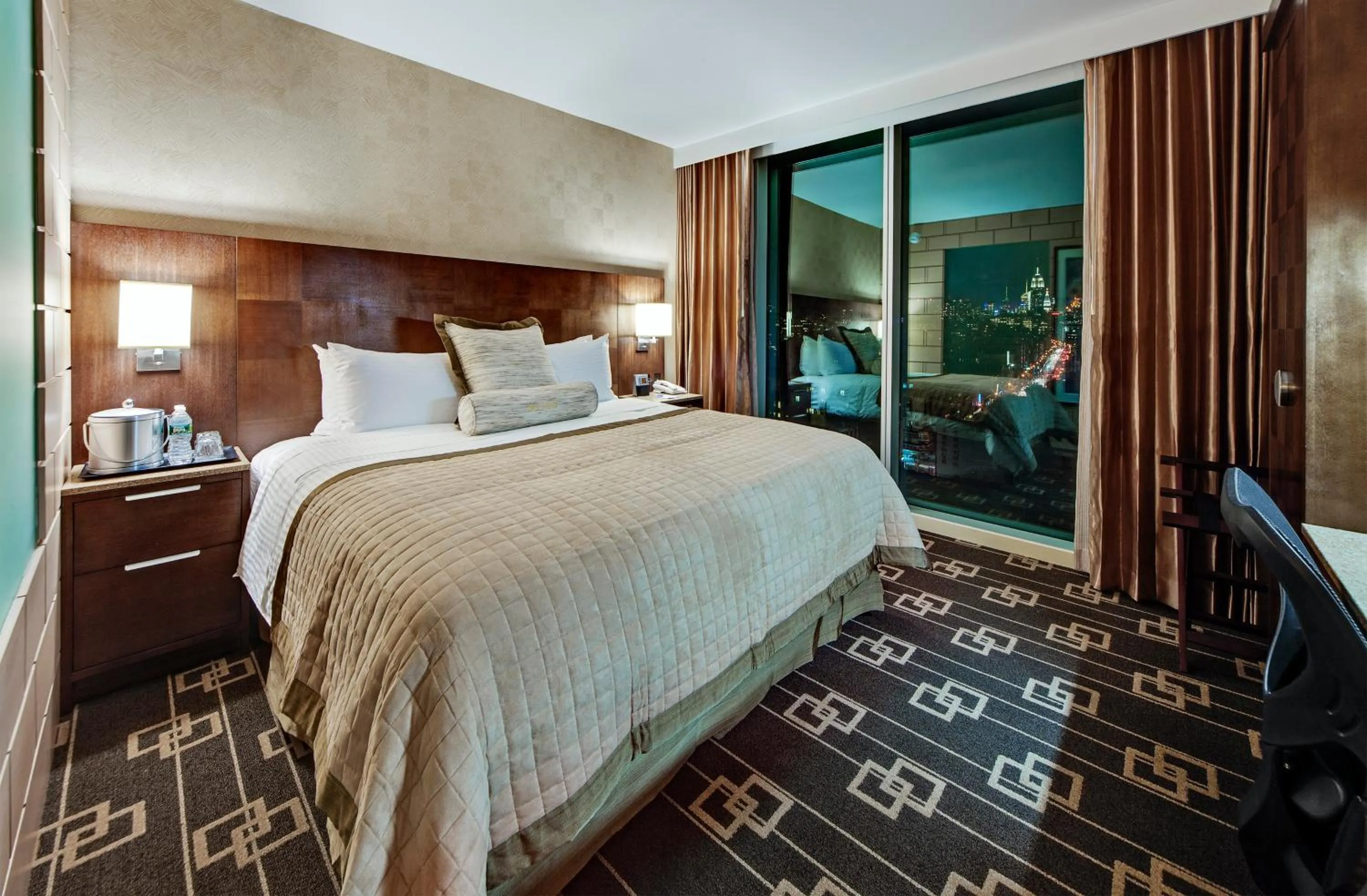 Bed in Wyndham Garden Chinatown