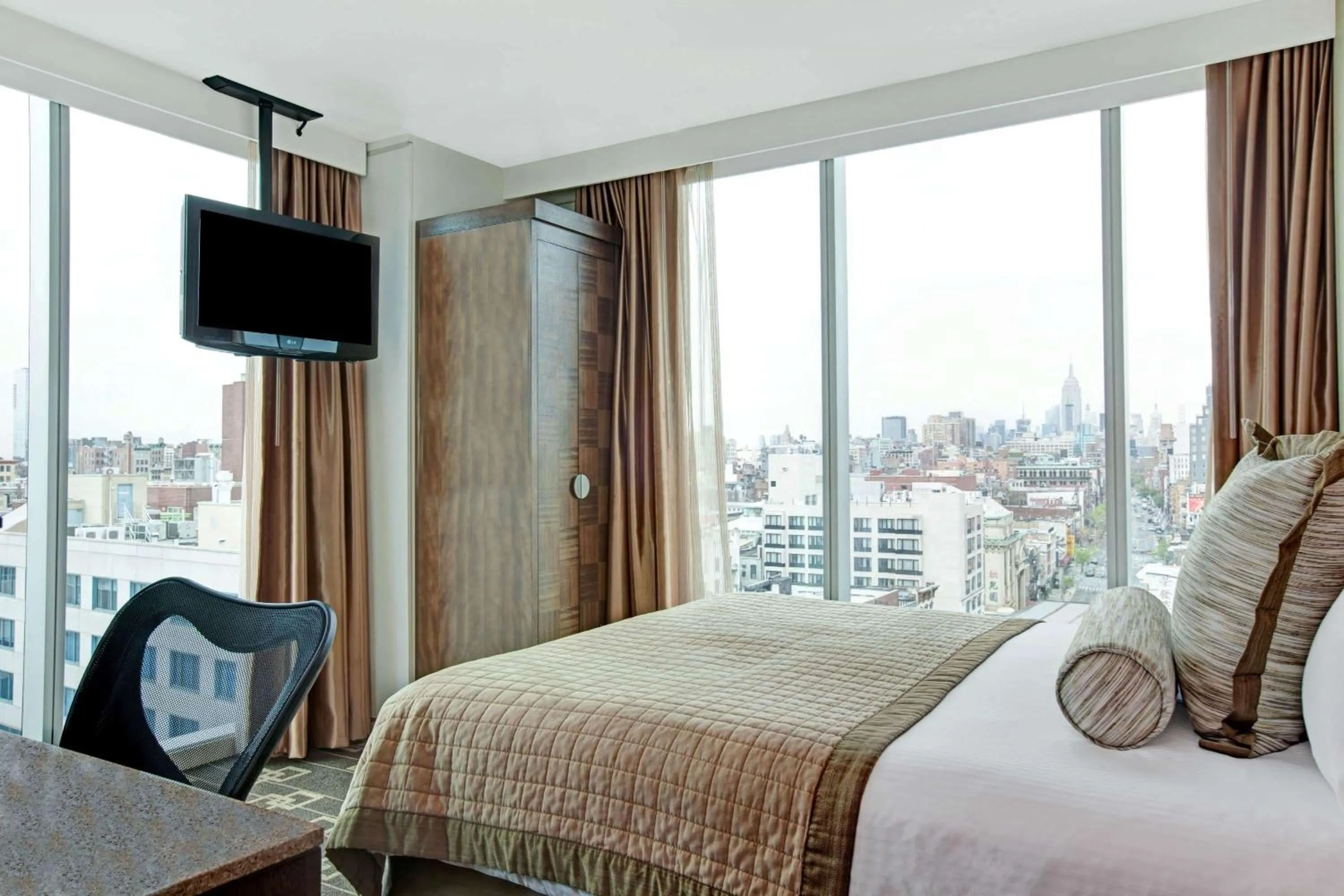 Photo of the whole room, Bed in Wyndham Garden Chinatown