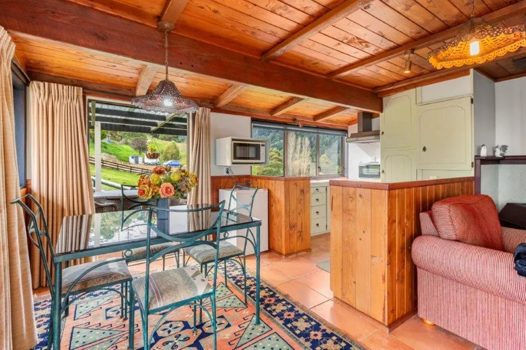 Dining area in Chartré Manor B&B