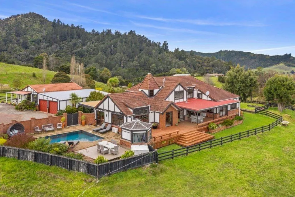 Property building in Chartré Manor B&B