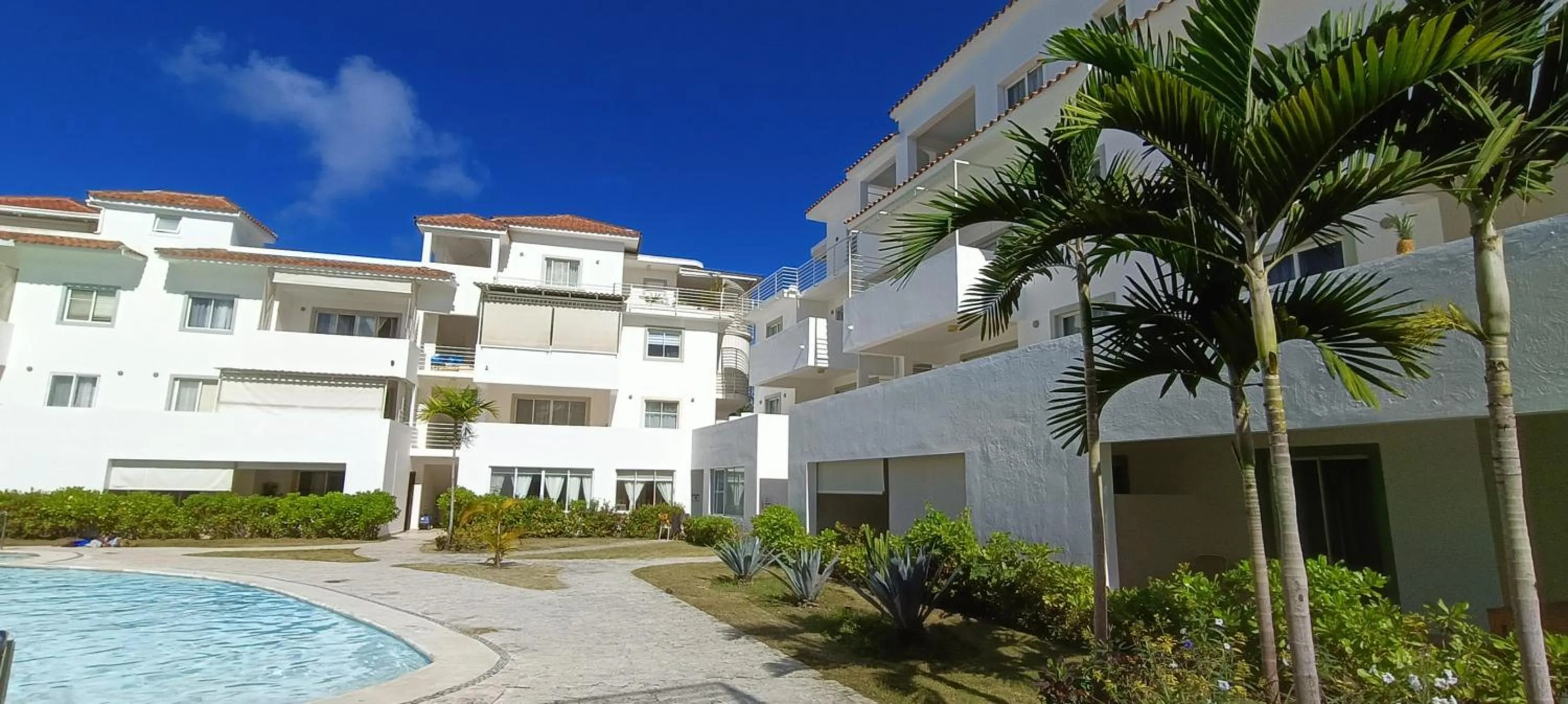 Swimming pool in Las Terrazas Condo Punta Cana Beach - Los Corales Village