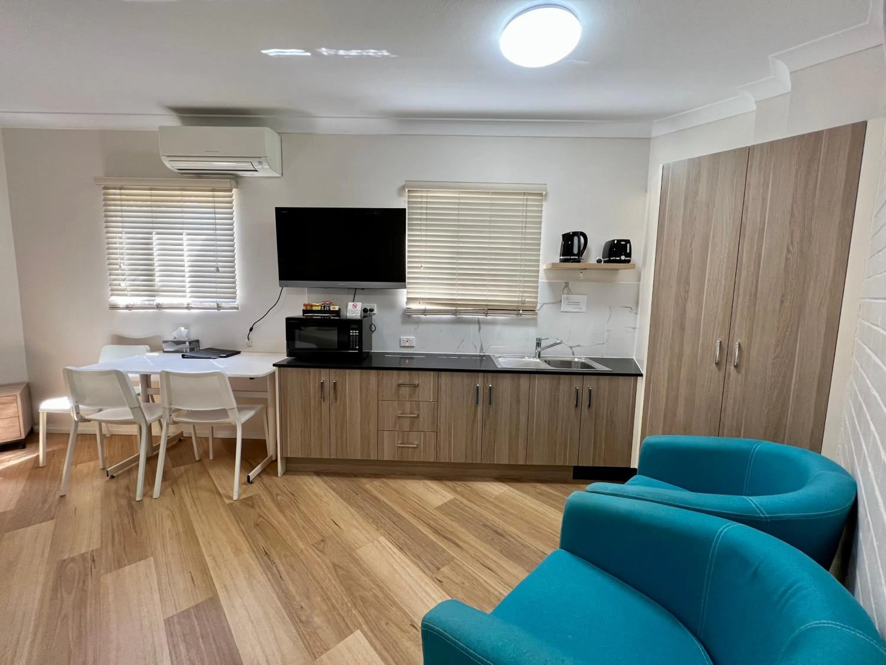 TV and multimedia in Benson Court Motel