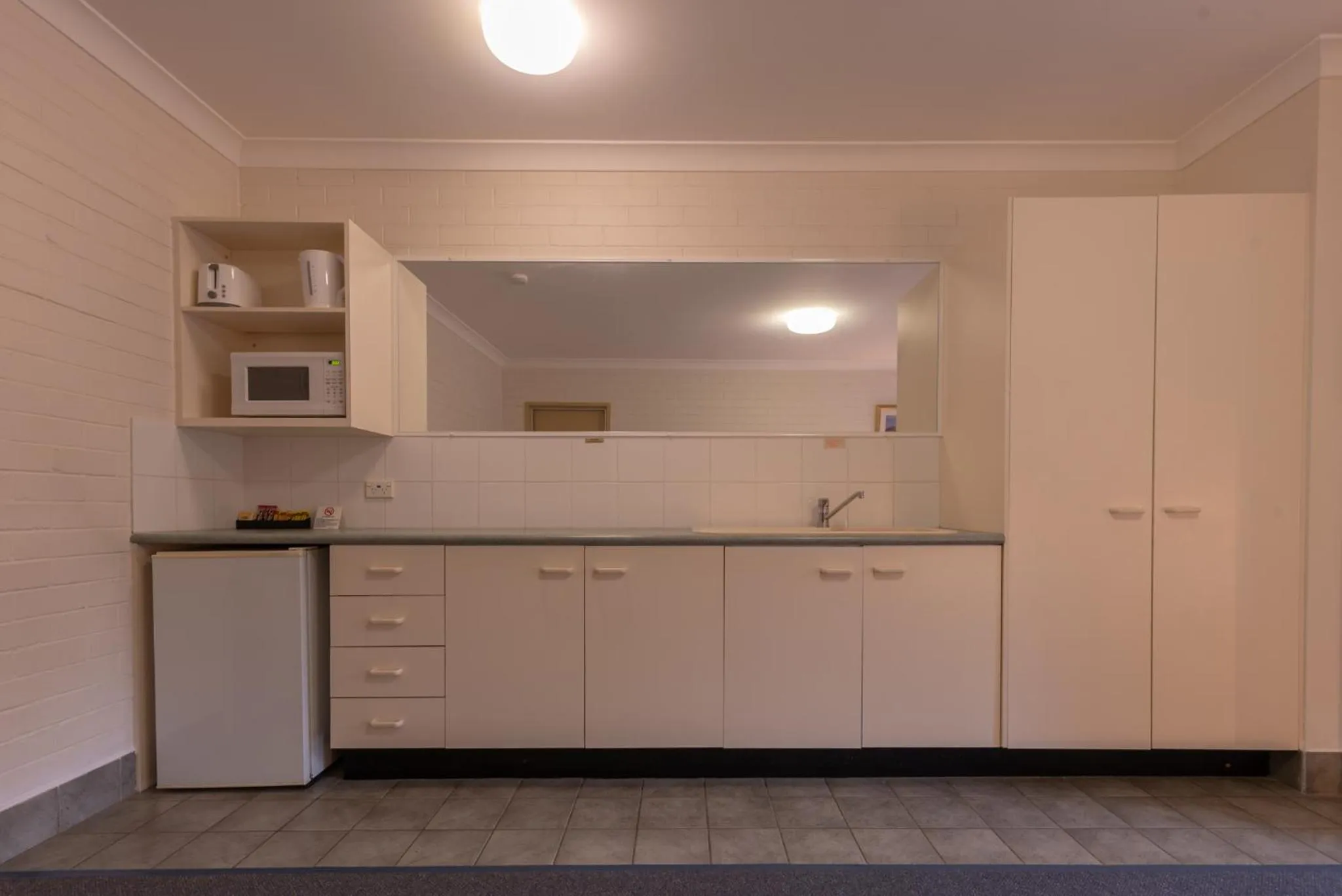 Kitchen or kitchenette in Benson Court Motel