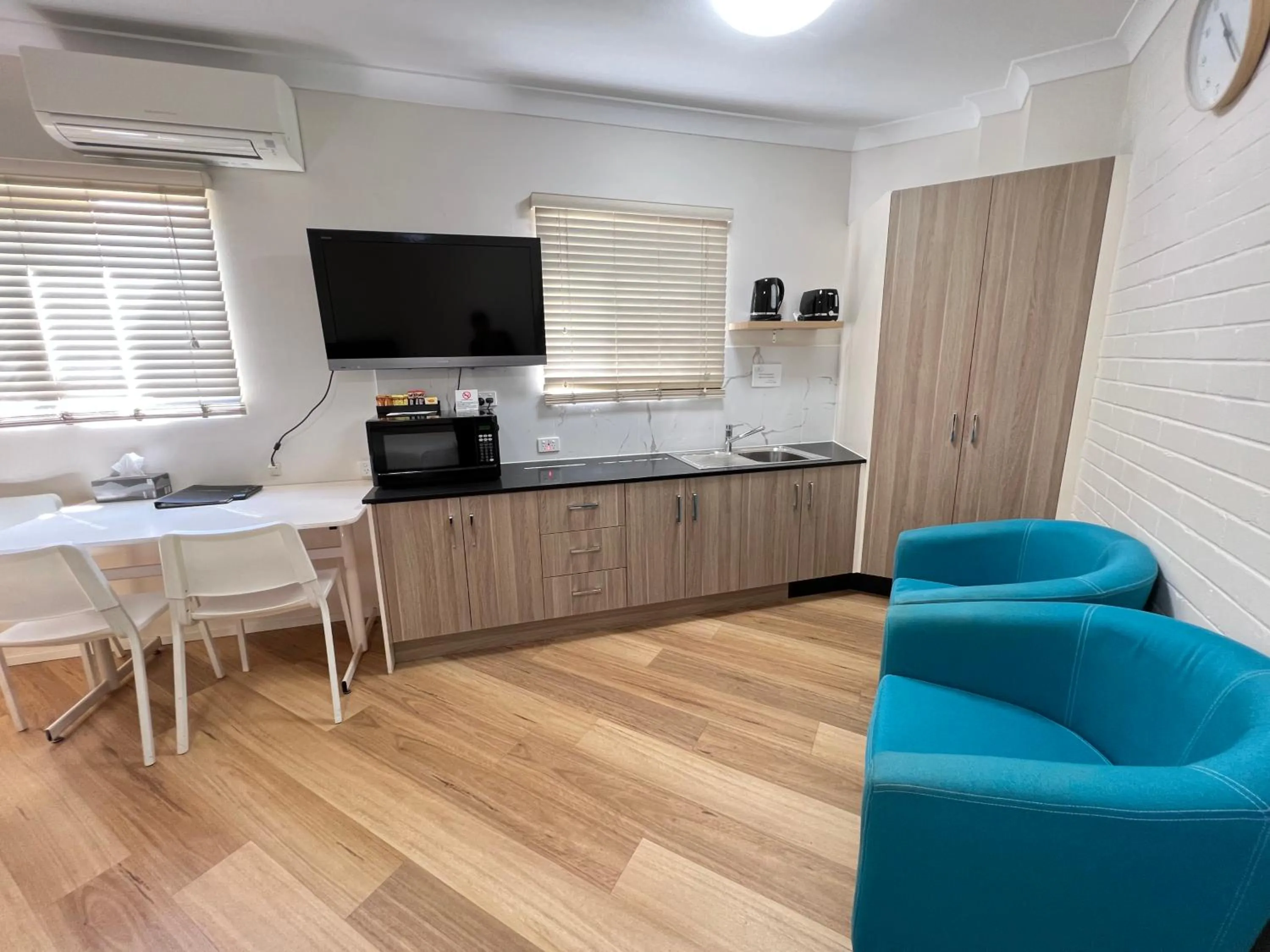 Kitchen or kitchenette in Benson Court Motel