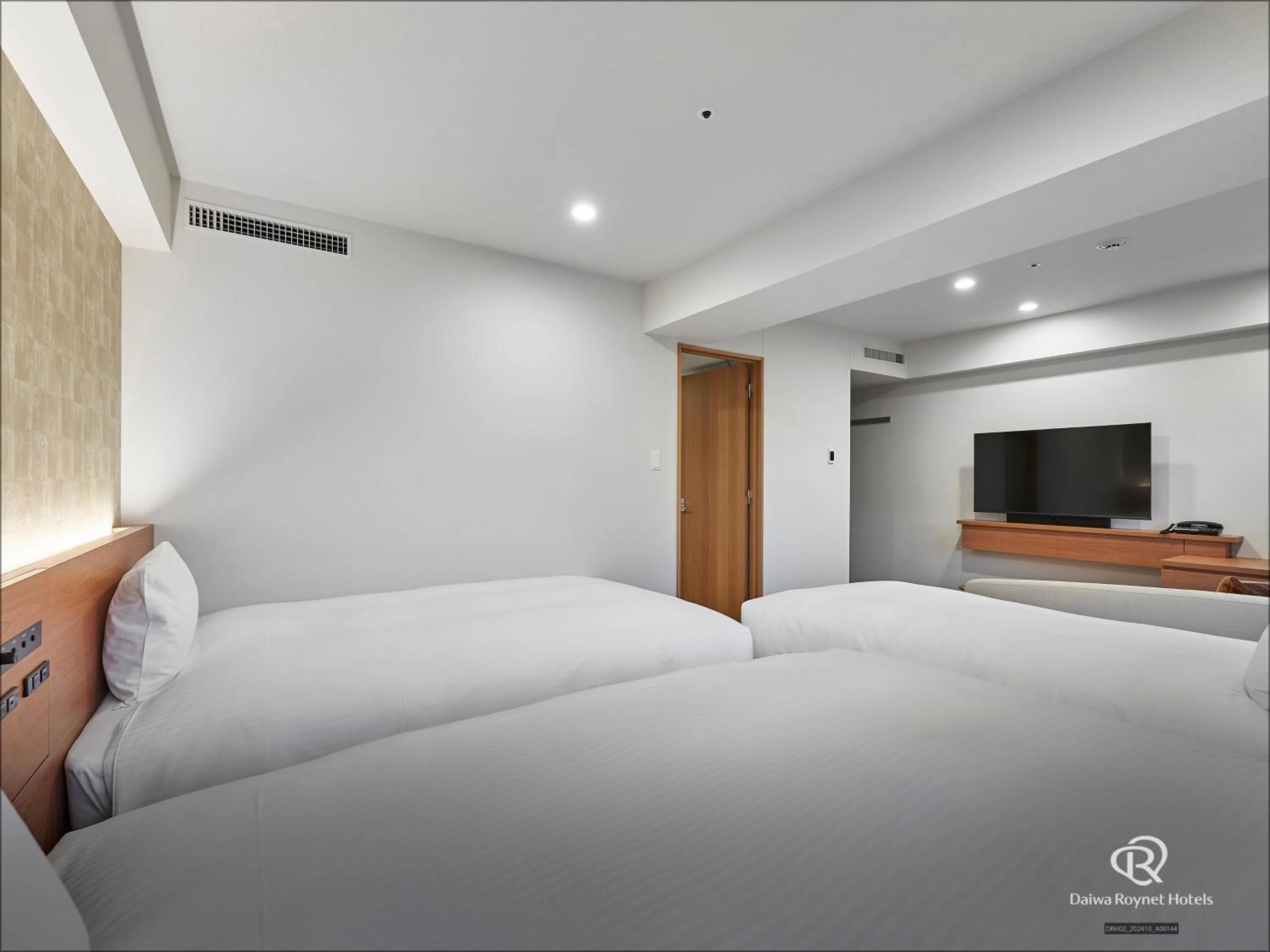 Bed in Daiwa Roynet Hotel Yokohama-Koen