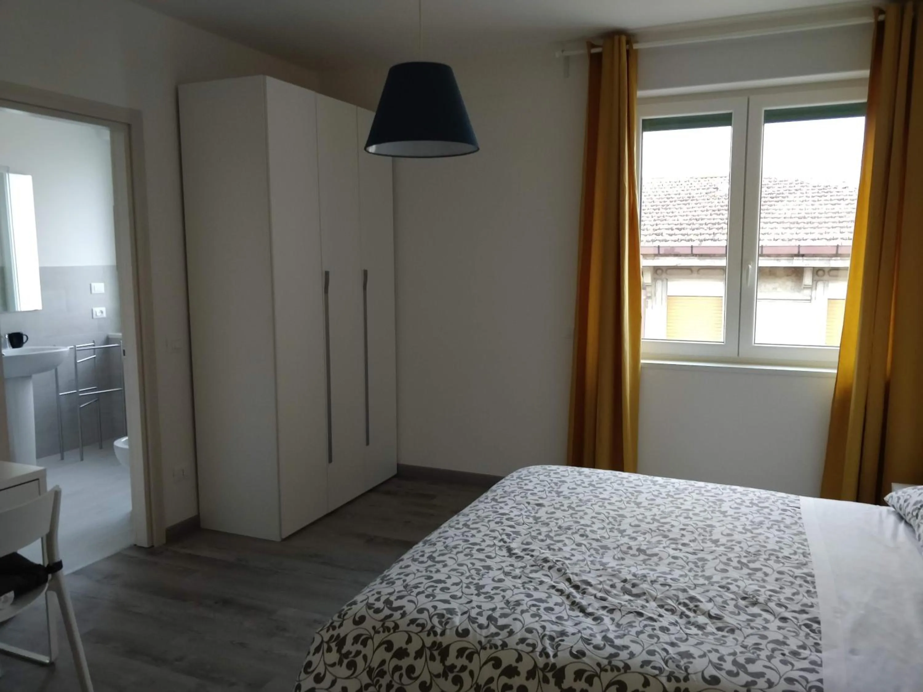 Photo of the whole room, Bed in Novantatrè