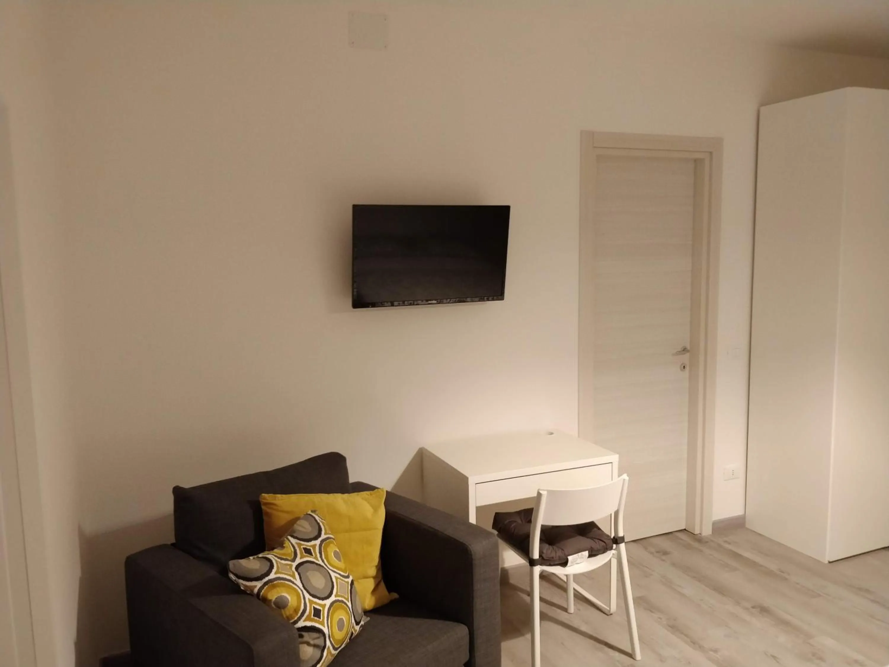 Photo of the whole room in Novantatrè