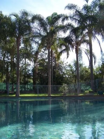 Swimming pool in Abcot Inn