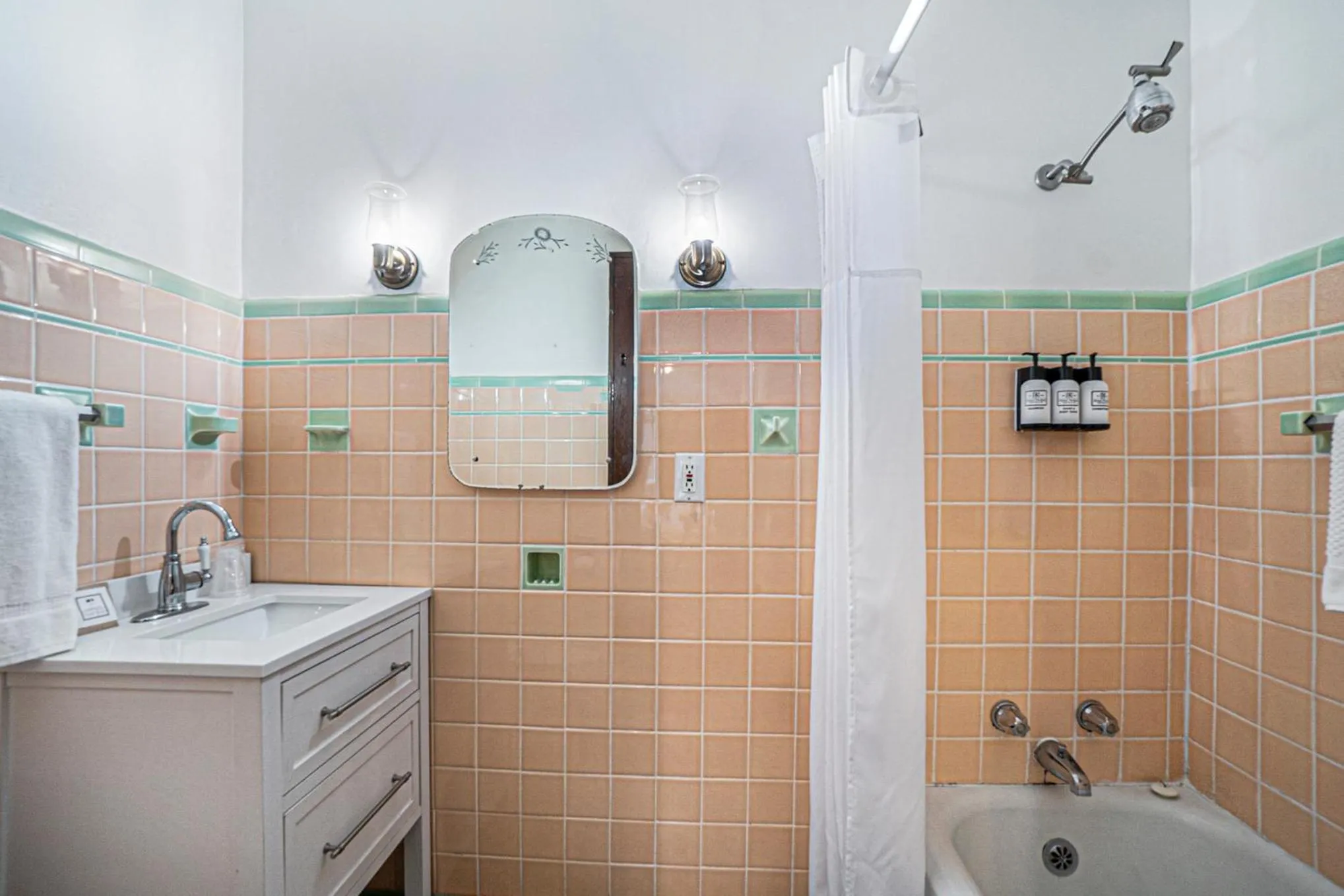 Shower in Historic Hotel Nichols