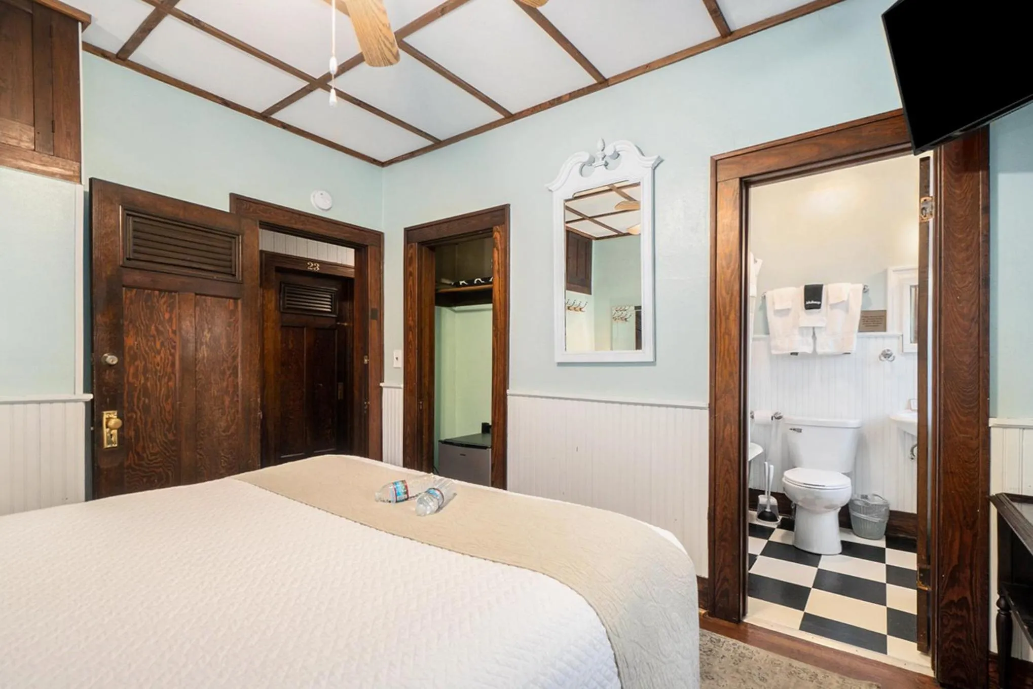 Toilet, Bed in Historic Hotel Nichols