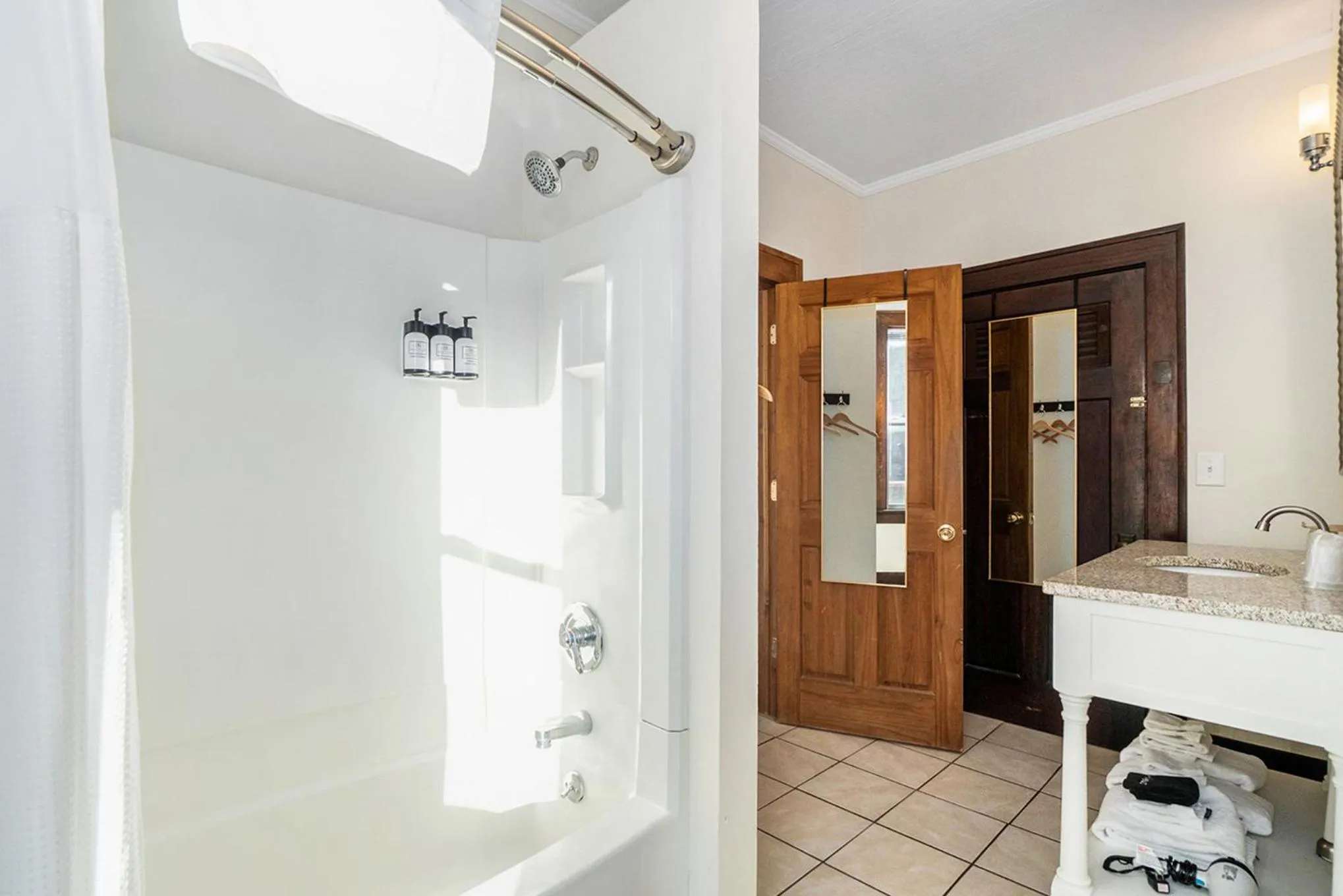 Shower in Historic Hotel Nichols