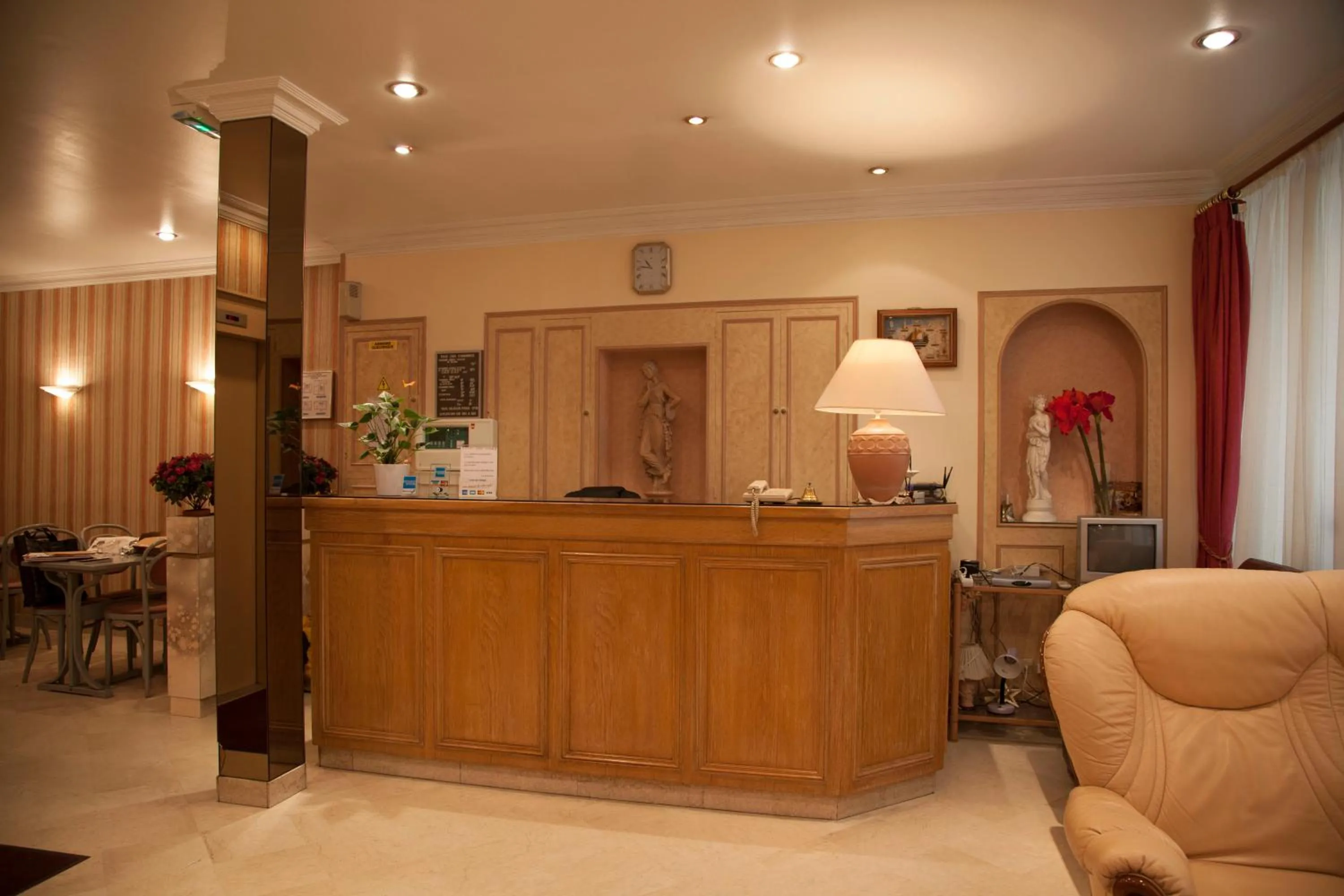 Lobby or reception in Hôtel des Pyrénées - Entre Bastille et Nation