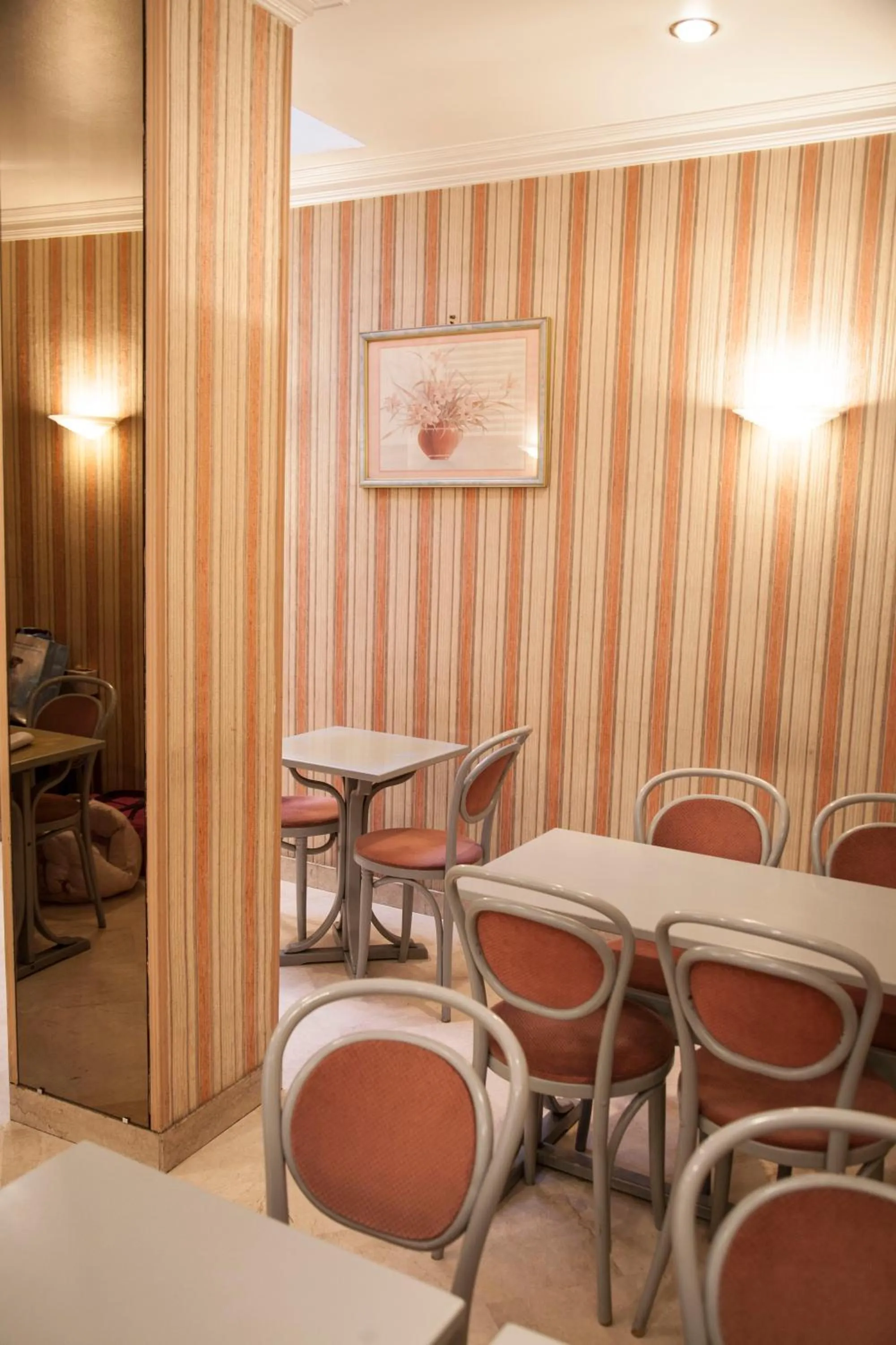 Restaurant/places to eat in Hôtel des Pyrénées - Entre Bastille et Nation