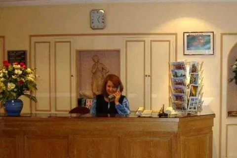 Staff in Hôtel des Pyrénées - Entre Bastille et Nation