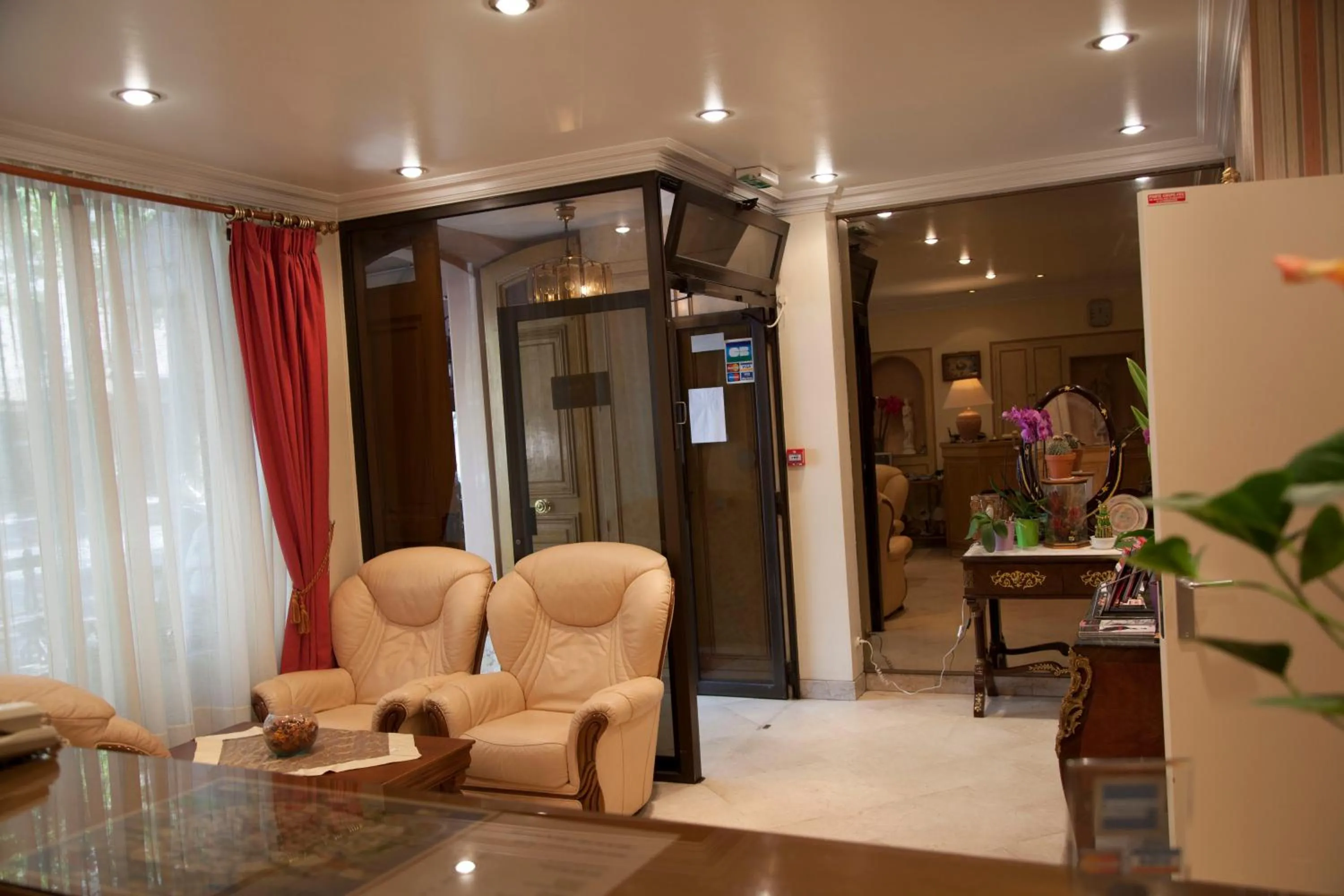 Lobby or reception in Hôtel des Pyrénées - Entre Bastille et Nation