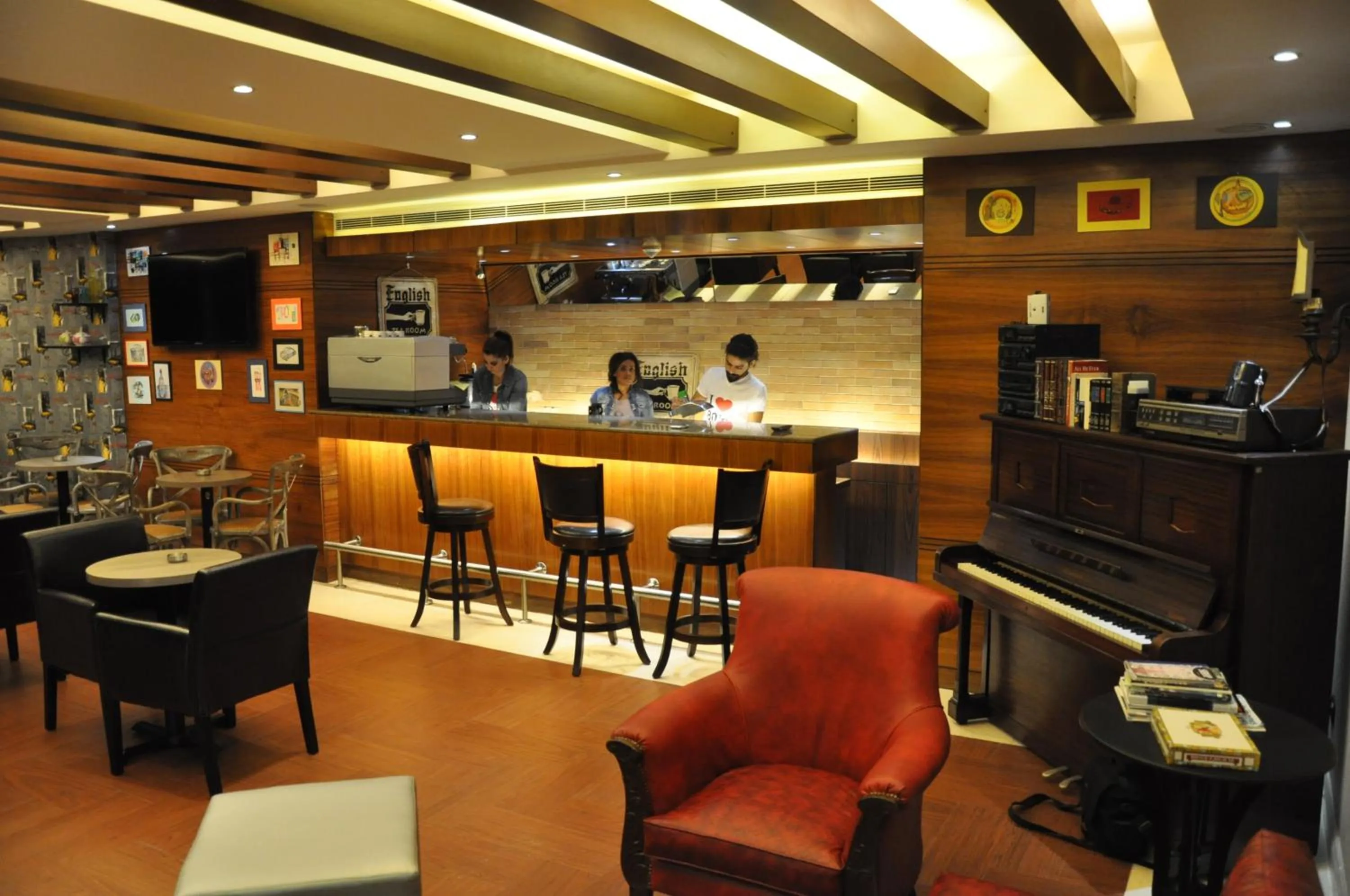 Lounge or bar in Caesar's Park Hotel