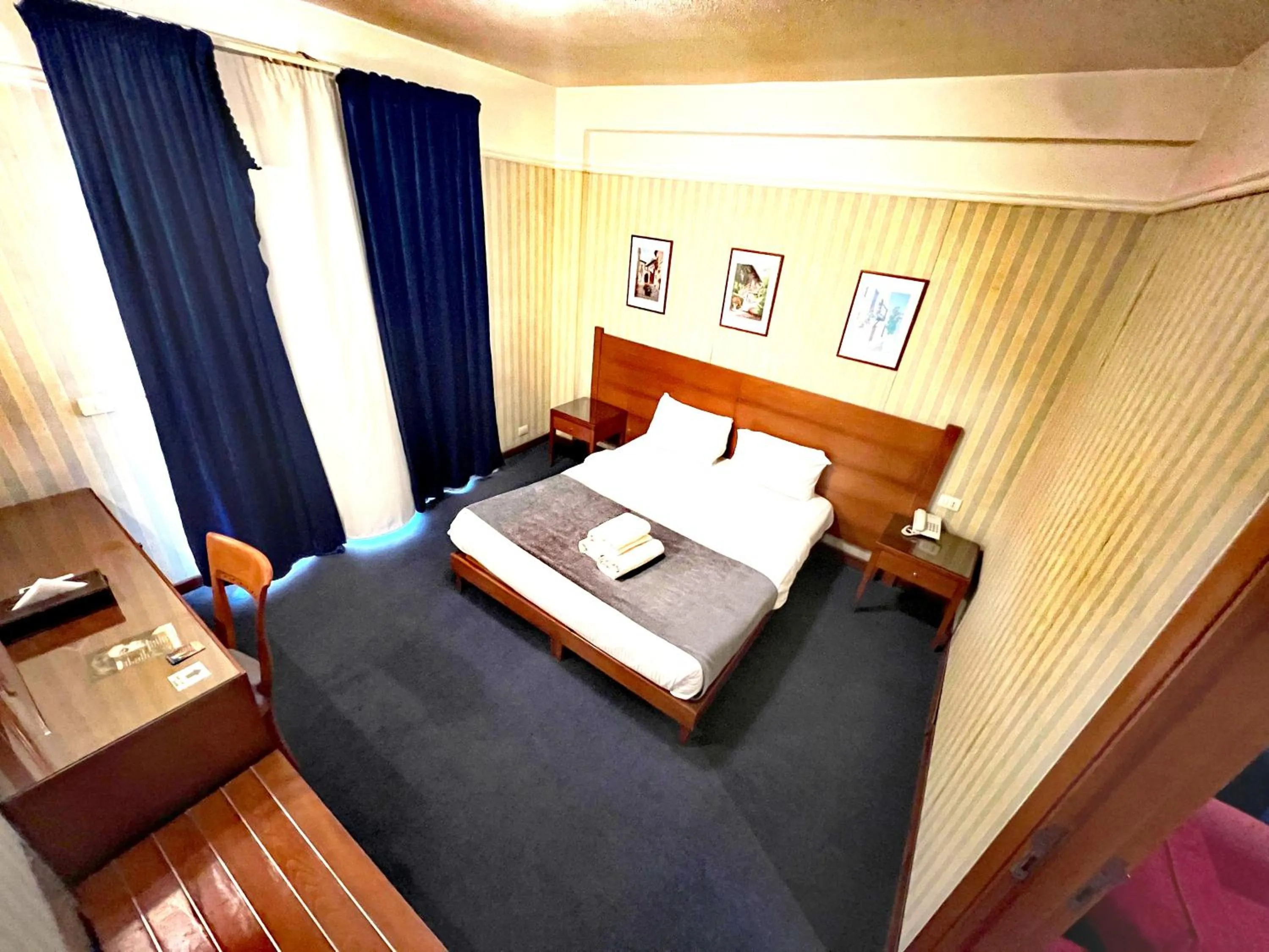 Bedroom, Bed in Caesar's Park Hotel