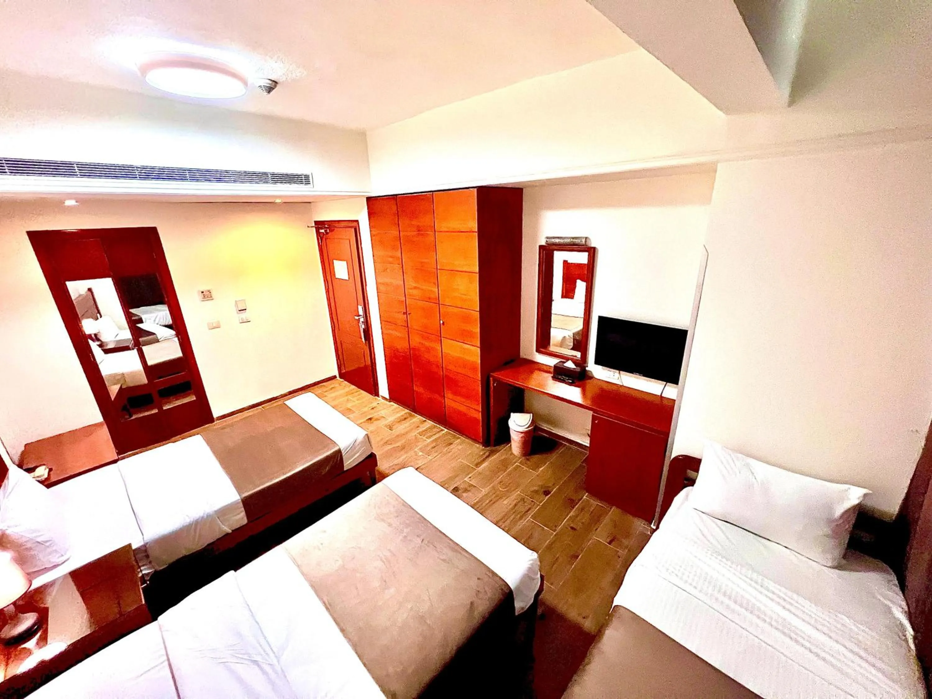 Bedroom, Bed in Caesar's Park Hotel