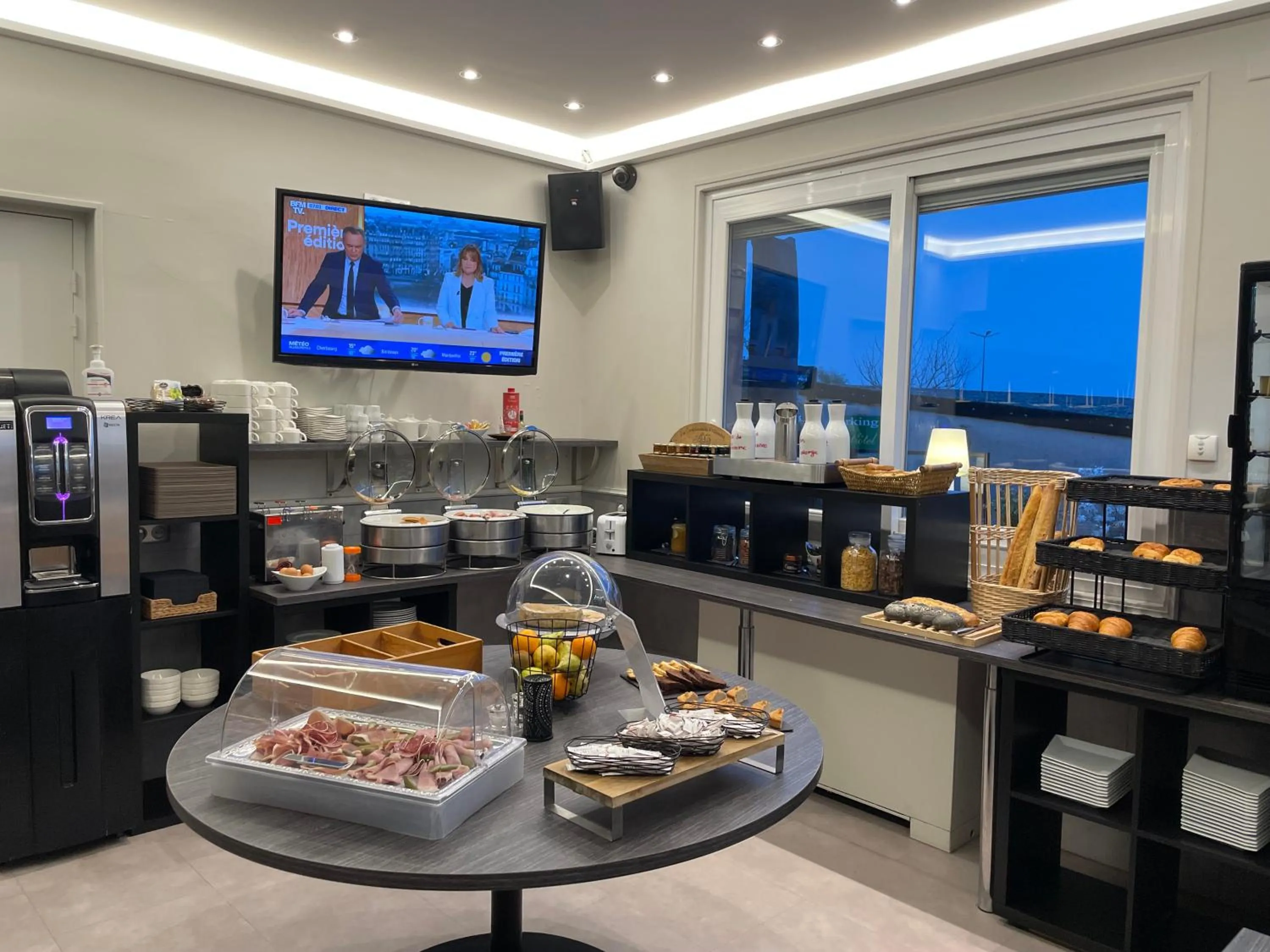 Breakfast in Logis Hôtel Centrotel et Spa Bulles d'Allier