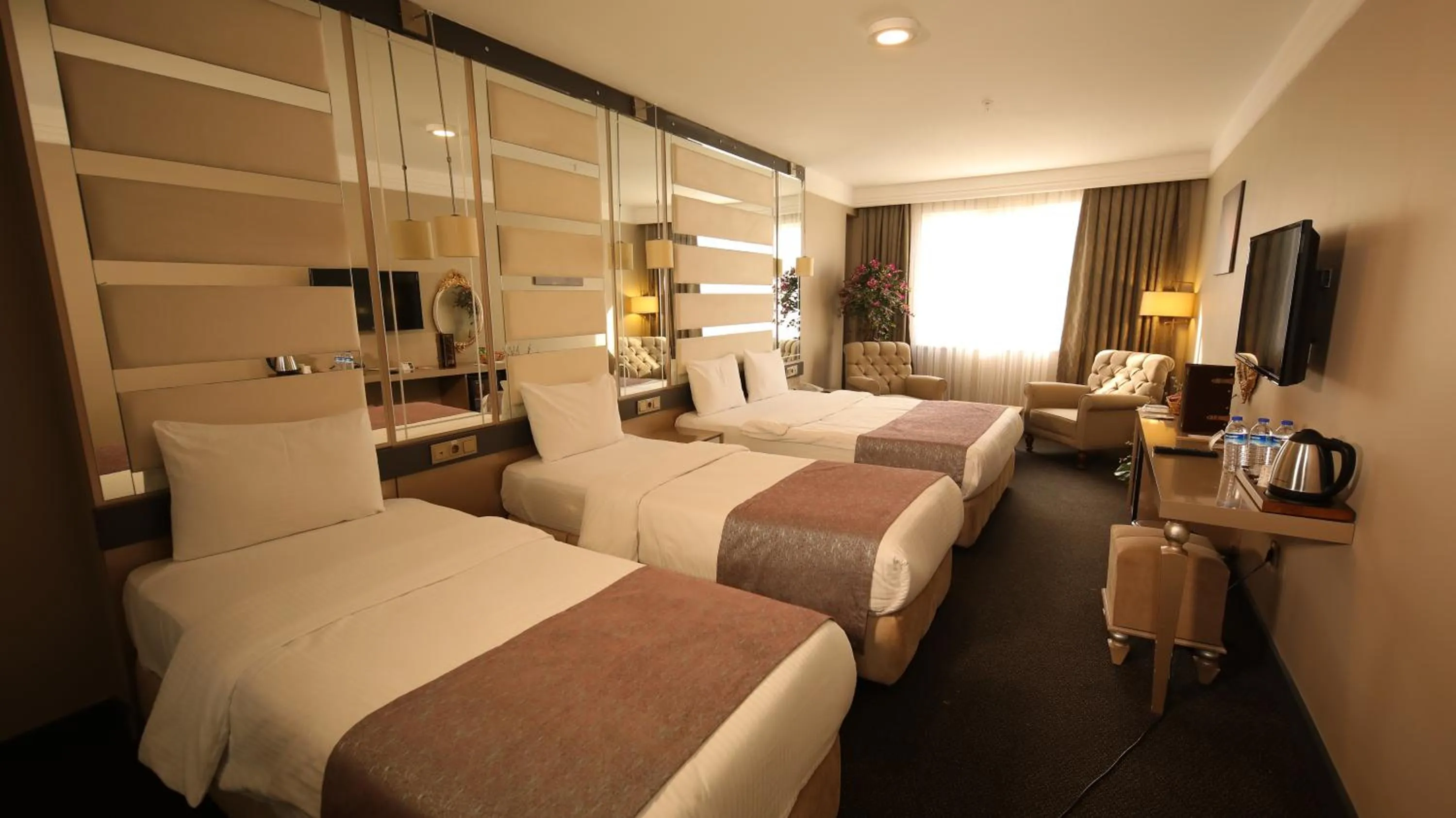 Photo of the whole room, Bed in Reform Hotel