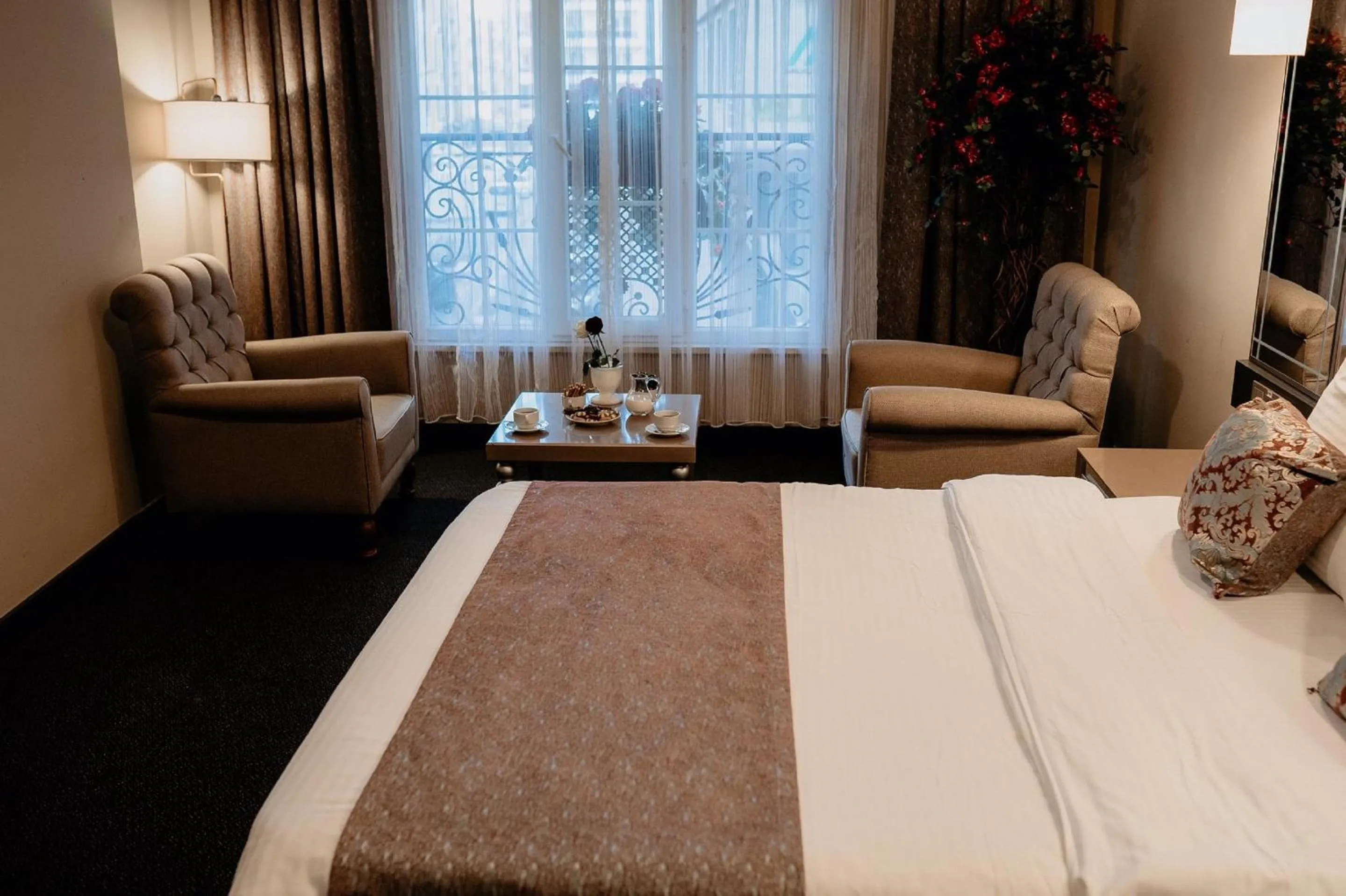 Seating area, Bed in Reform Hotel