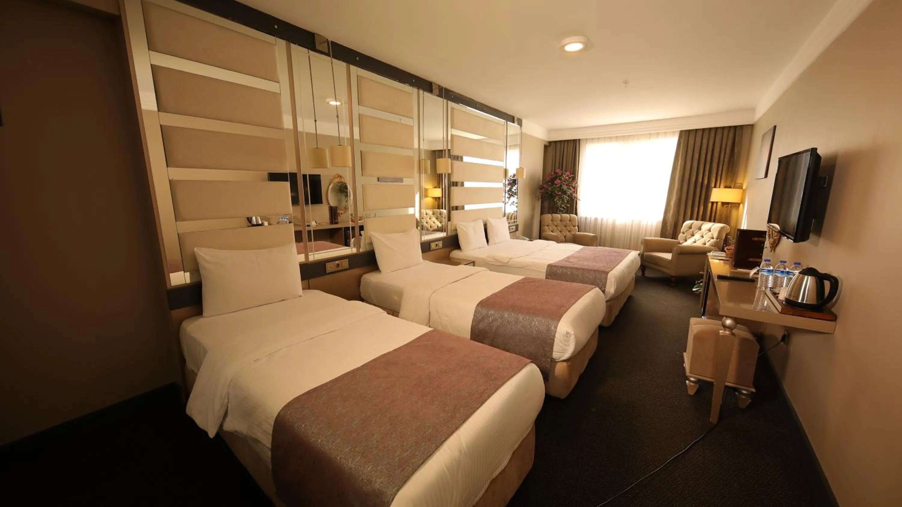 Photo of the whole room, Bed in Reform Hotel
