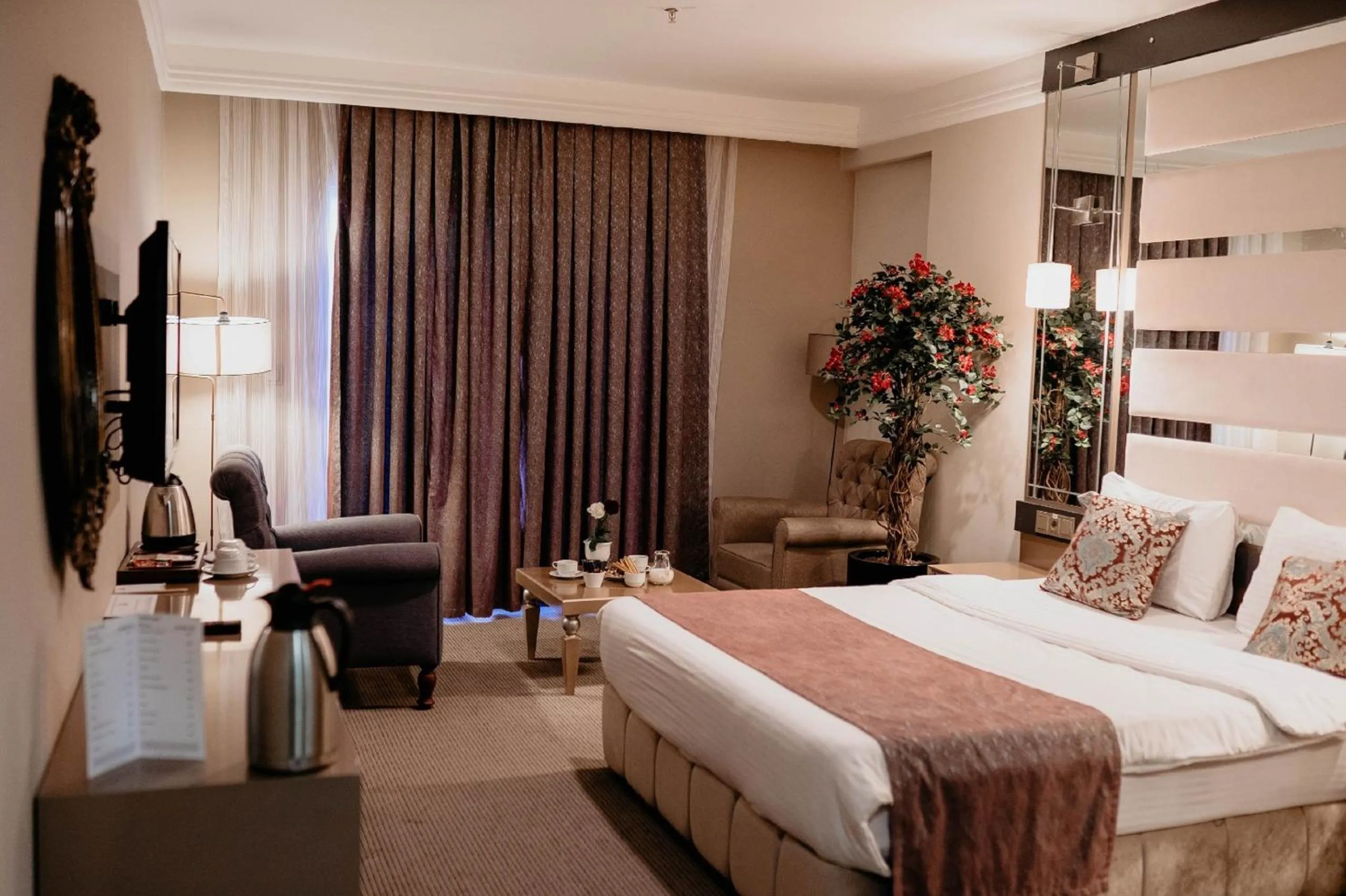 Photo of the whole room, Bed in Reform Hotel