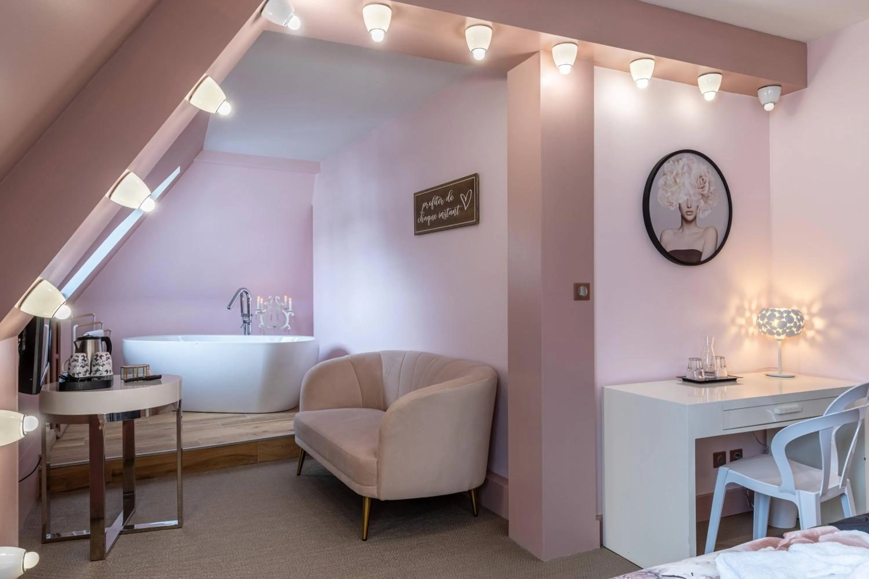 Living room, Bed in Le Bailliage Hôtel & Spa