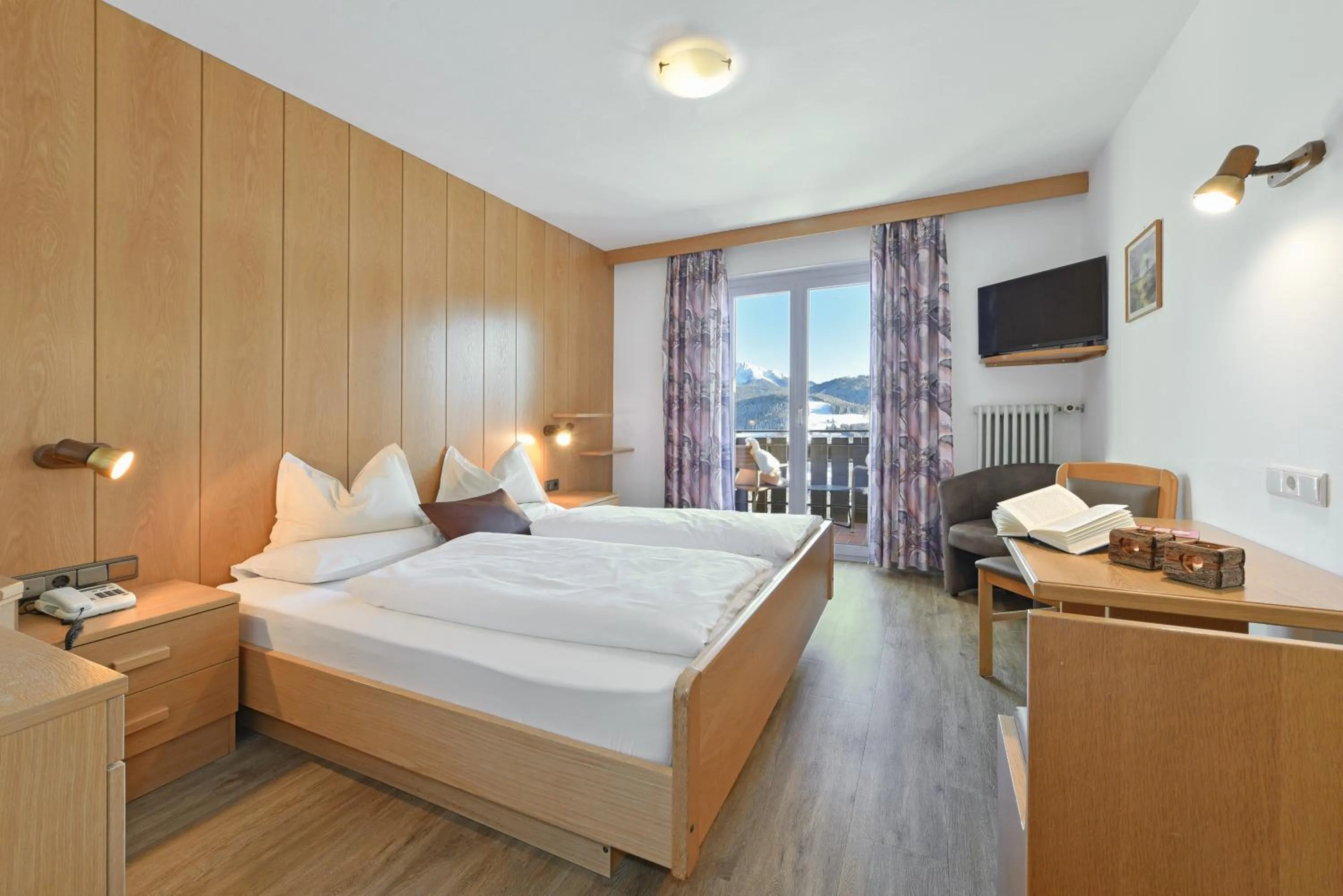 Photo of the whole room, Bed in Panoramahotel Obkircher