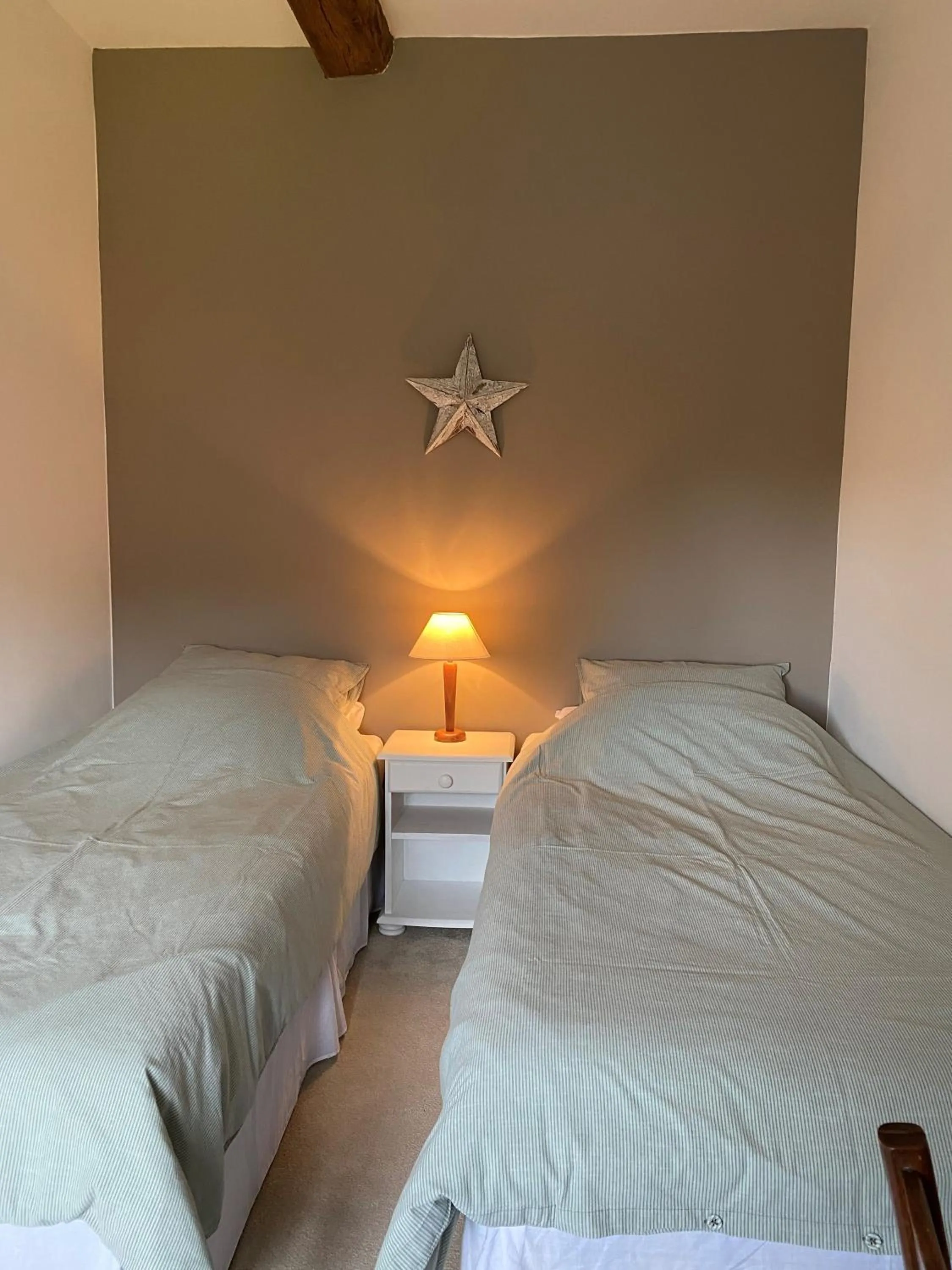 Bedroom, Bed in L'Envers