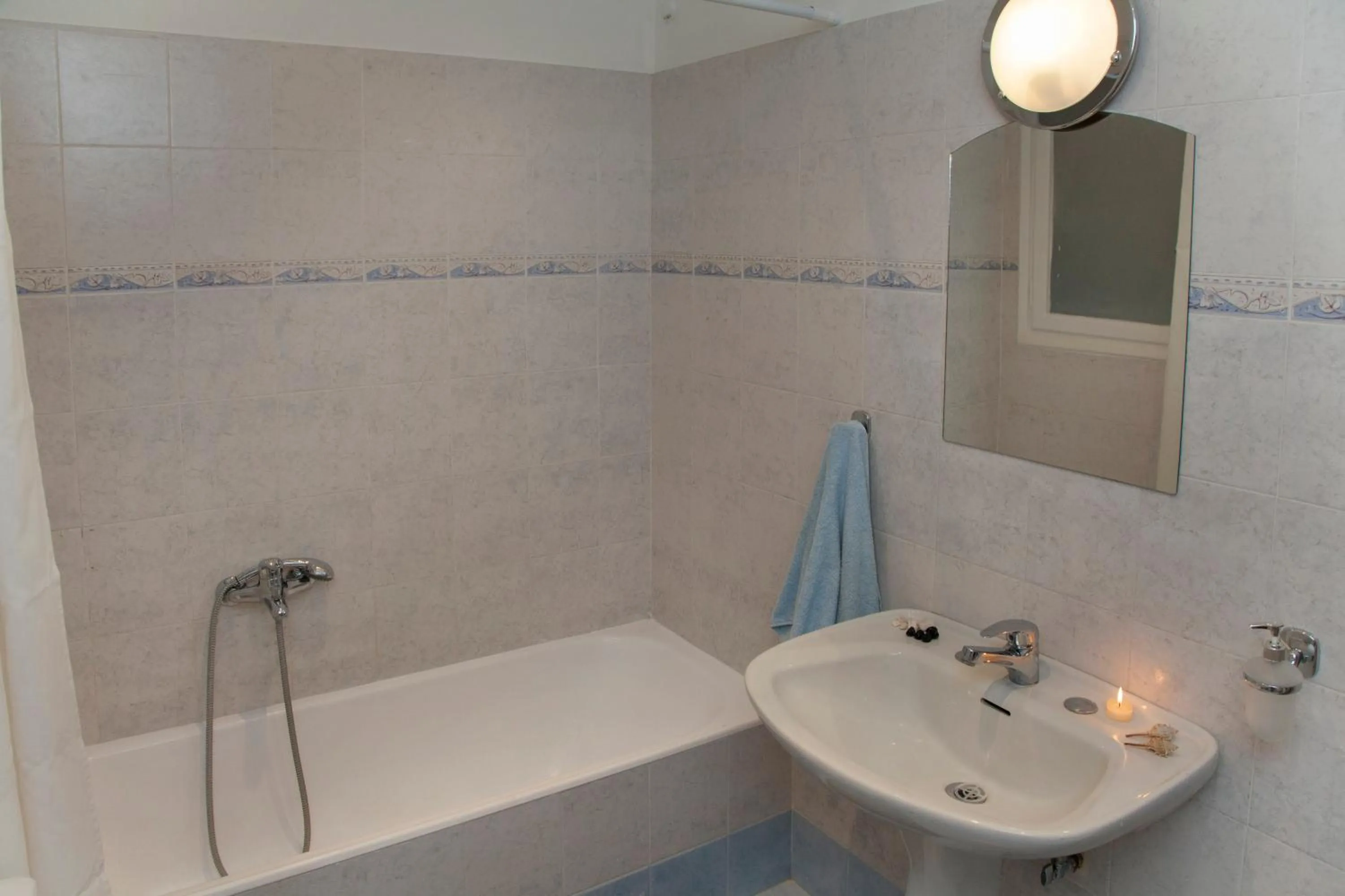 Bathroom in Athens Jem near the Archaeological Museum by GHH