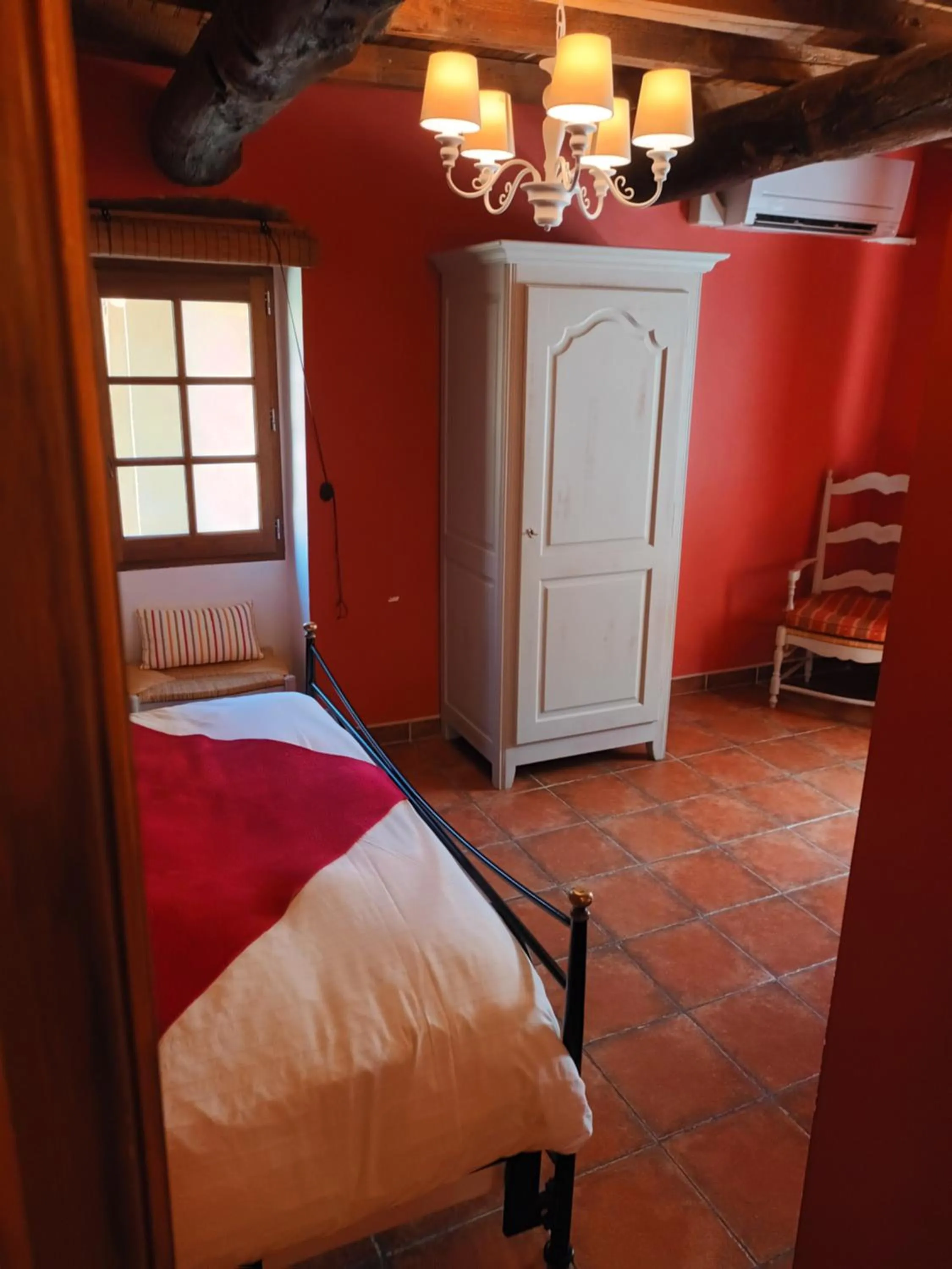 Bed in Le Vieux Moulin de Jouques