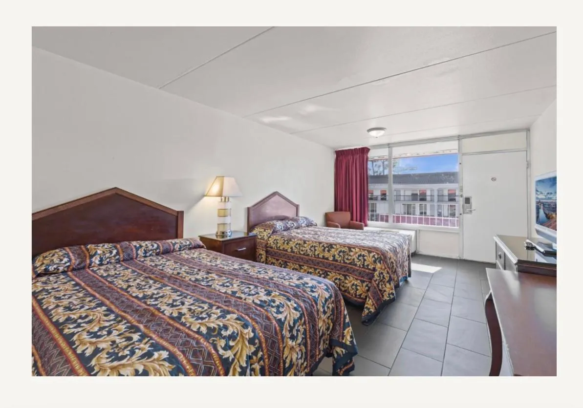 Bed in Family Inns of America - Mobile