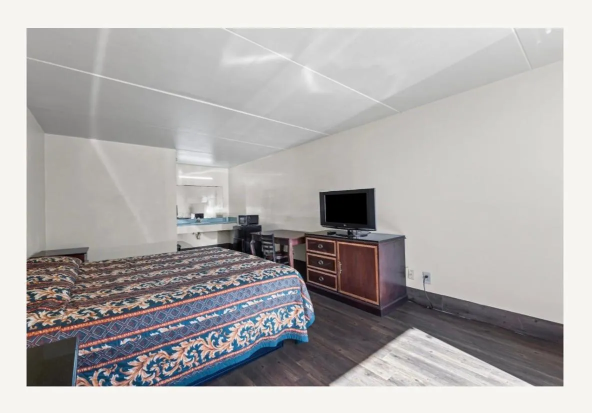 Bed in Family Inns of America - Mobile