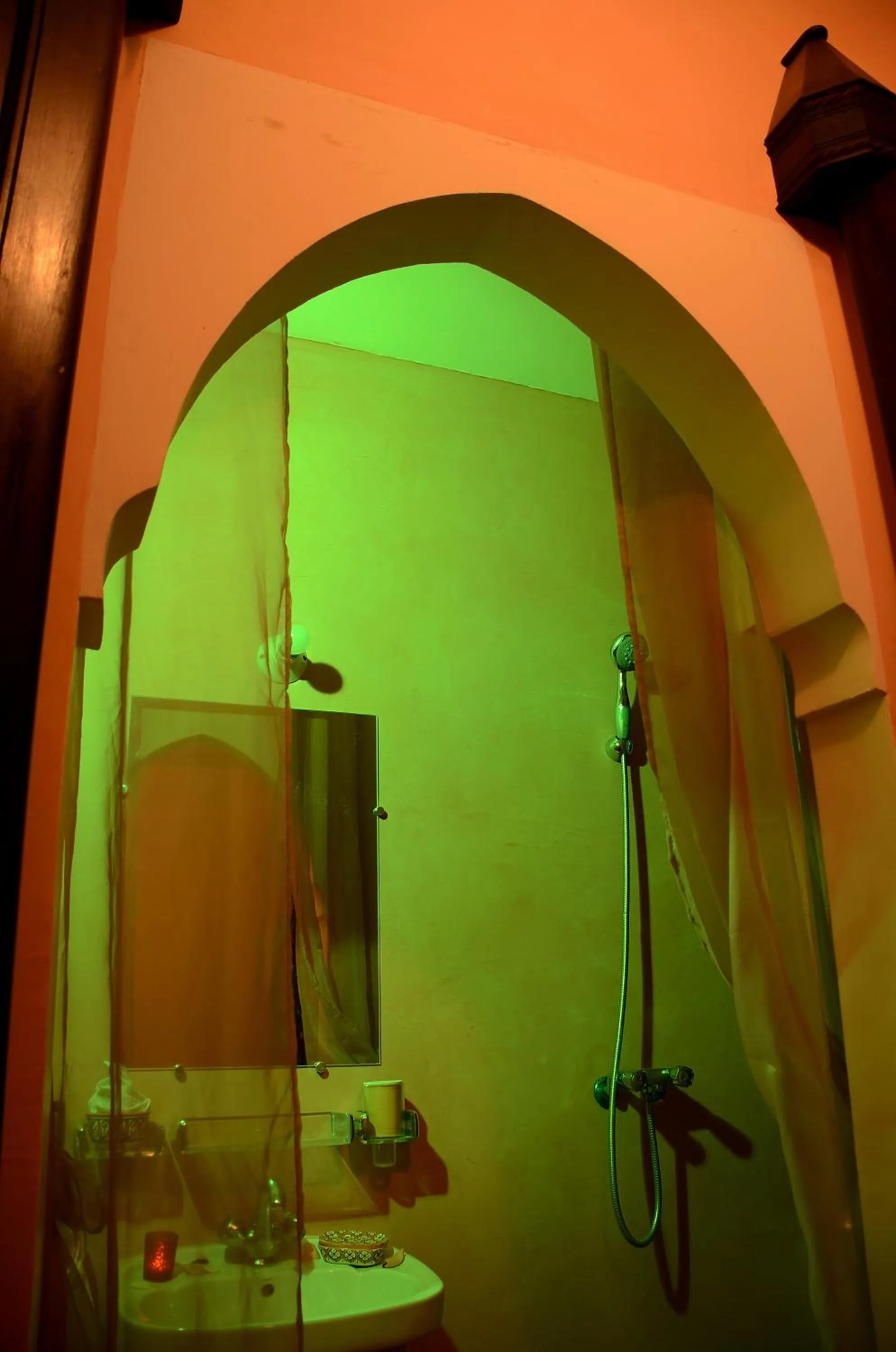 Shower in Dar LEULEU