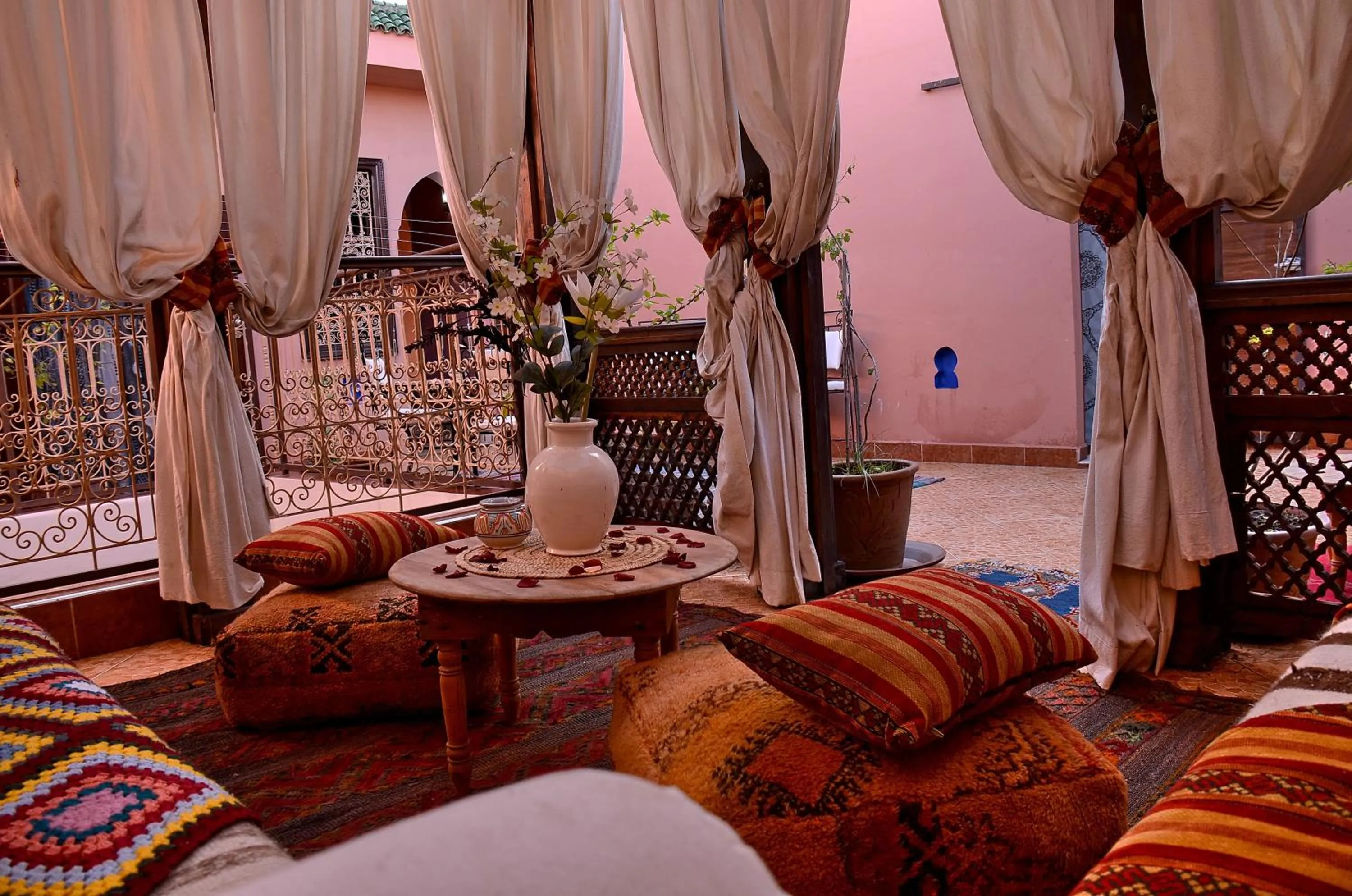 Living room, Bed in Dar LEULEU