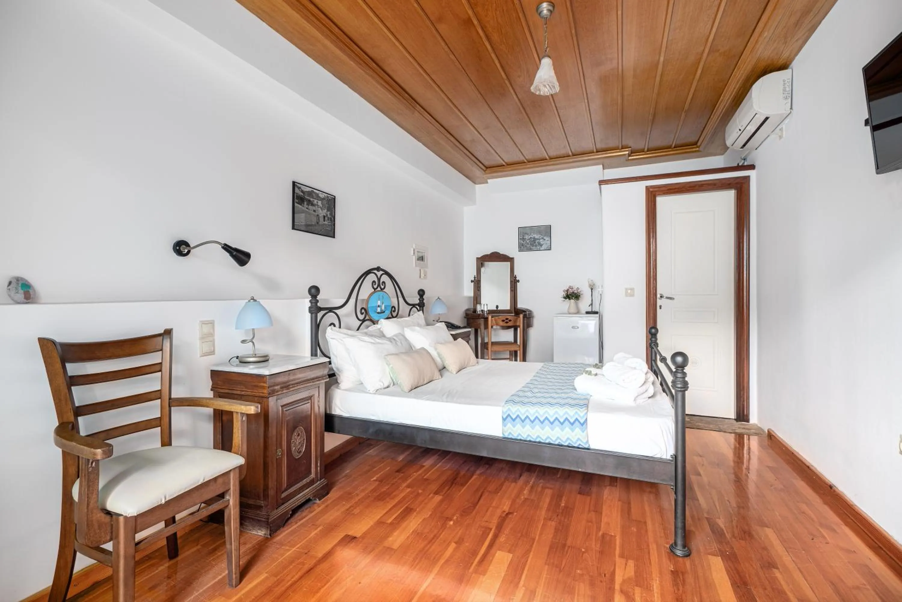 Photo of the whole room, Bed in Hotel PARALIAKO Kyparissi