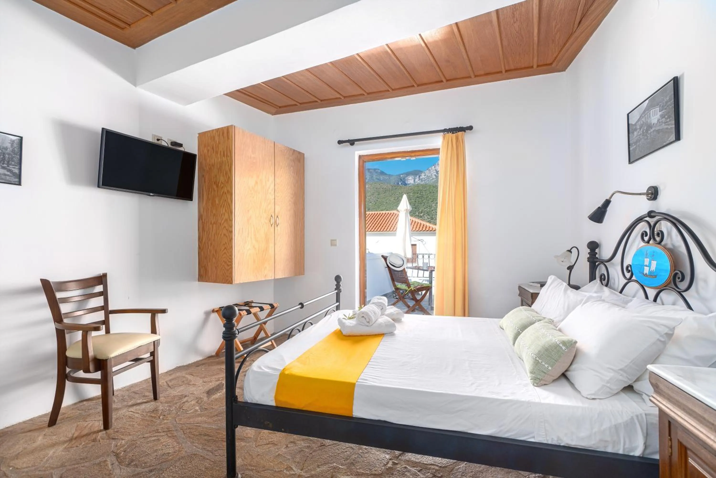 Photo of the whole room, Bed in Hotel PARALIAKO Kyparissi