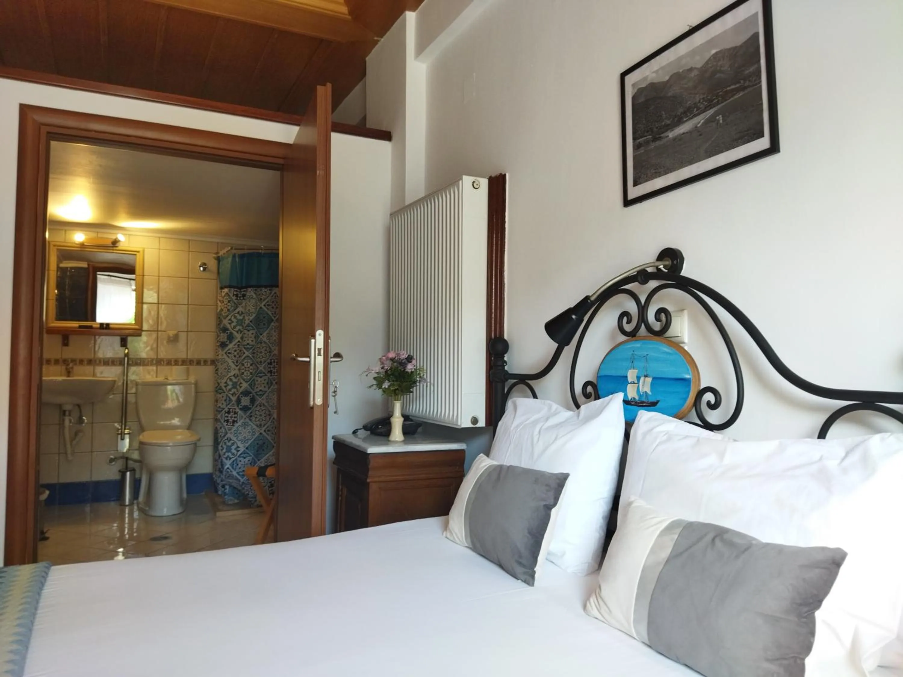 Bed in Hotel PARALIAKO Kyparissi