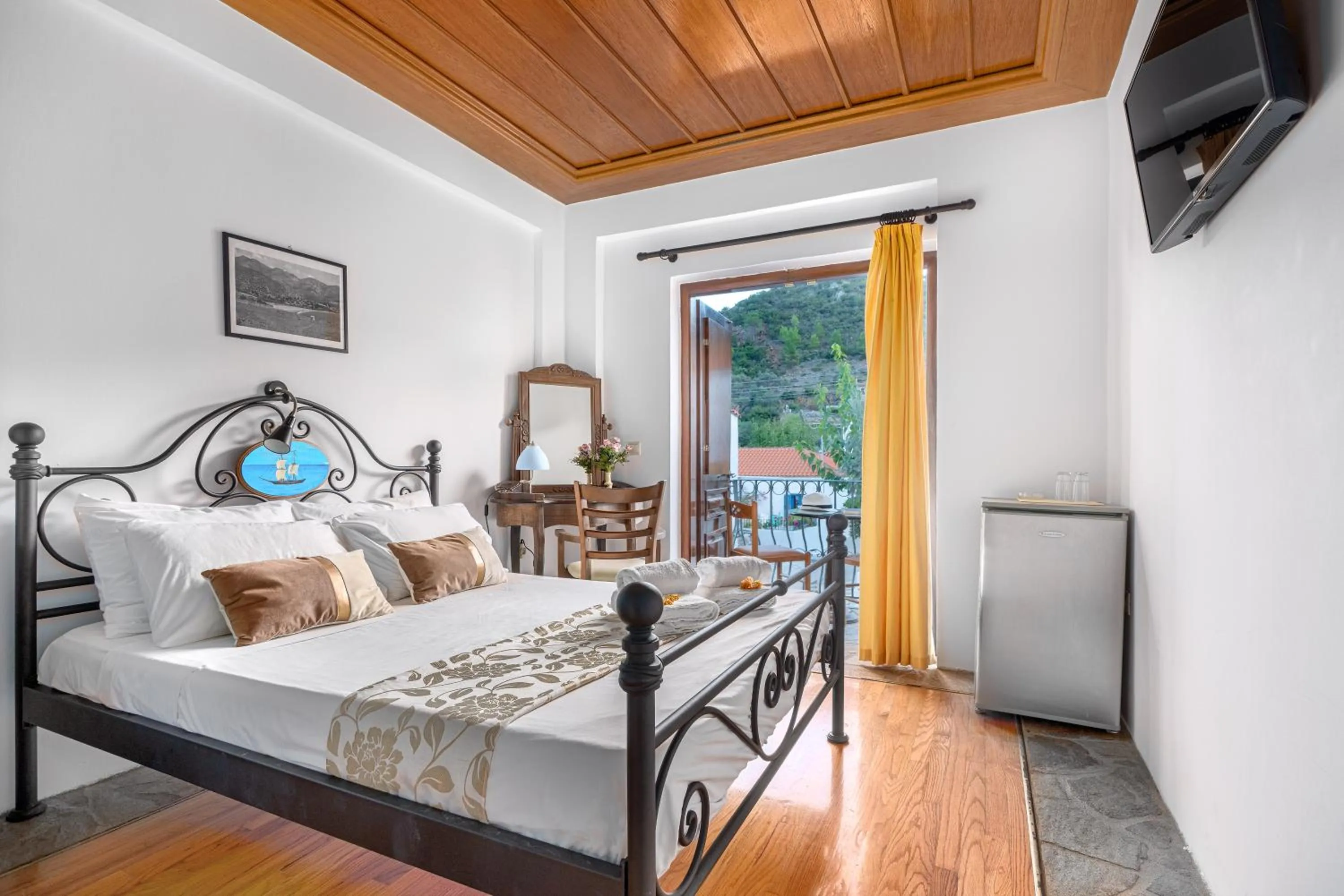 Bed in Hotel PARALIAKO Kyparissi